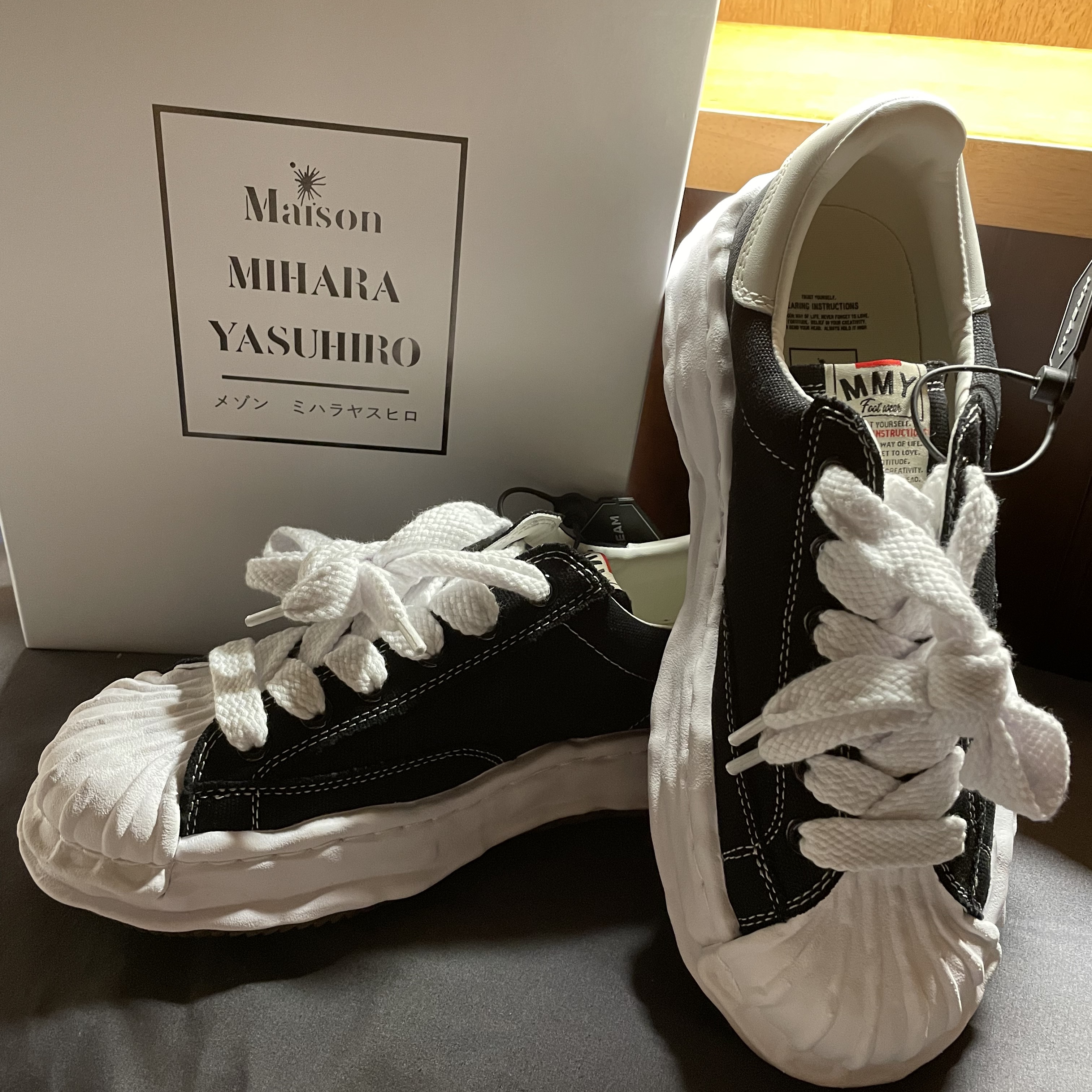 Maison Mihara Yasuhiro Blakey OG Sole Canvas Low-top Sneakers Black White 착용 스타일 - 2