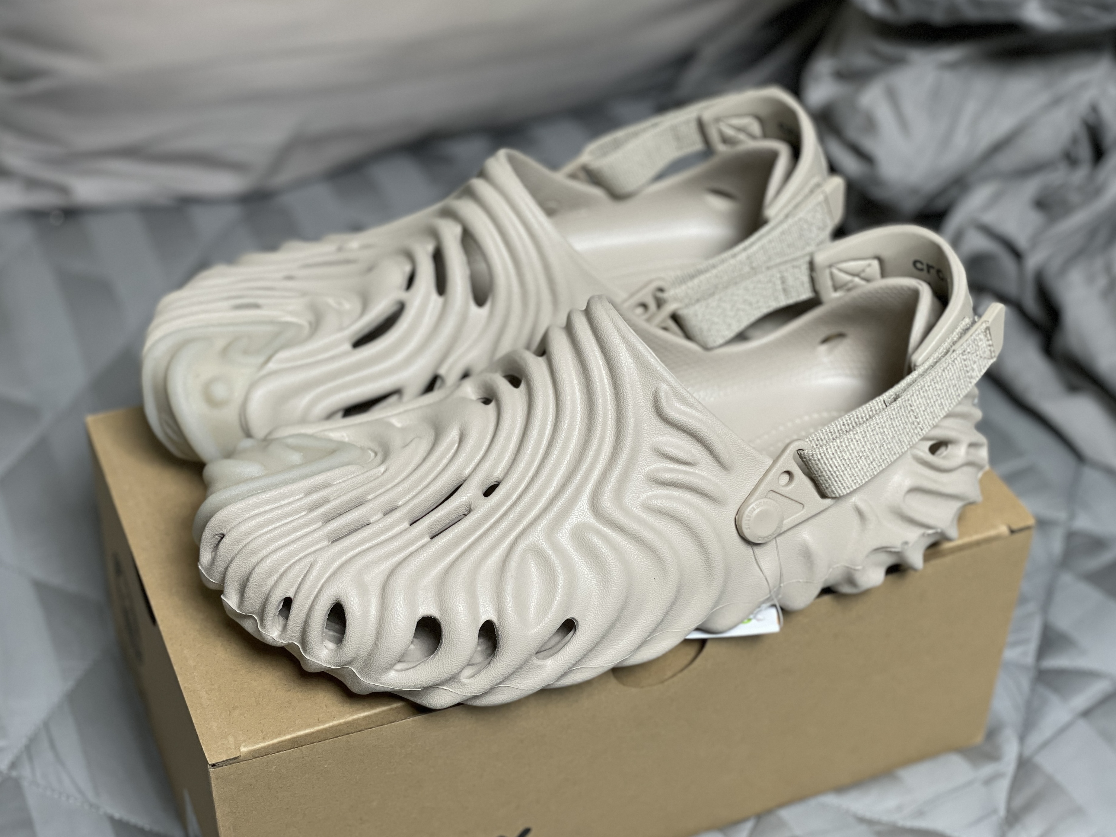 Crocs x Salehe Bembury Pollex Clog Horchata 착용 스타일 - 1