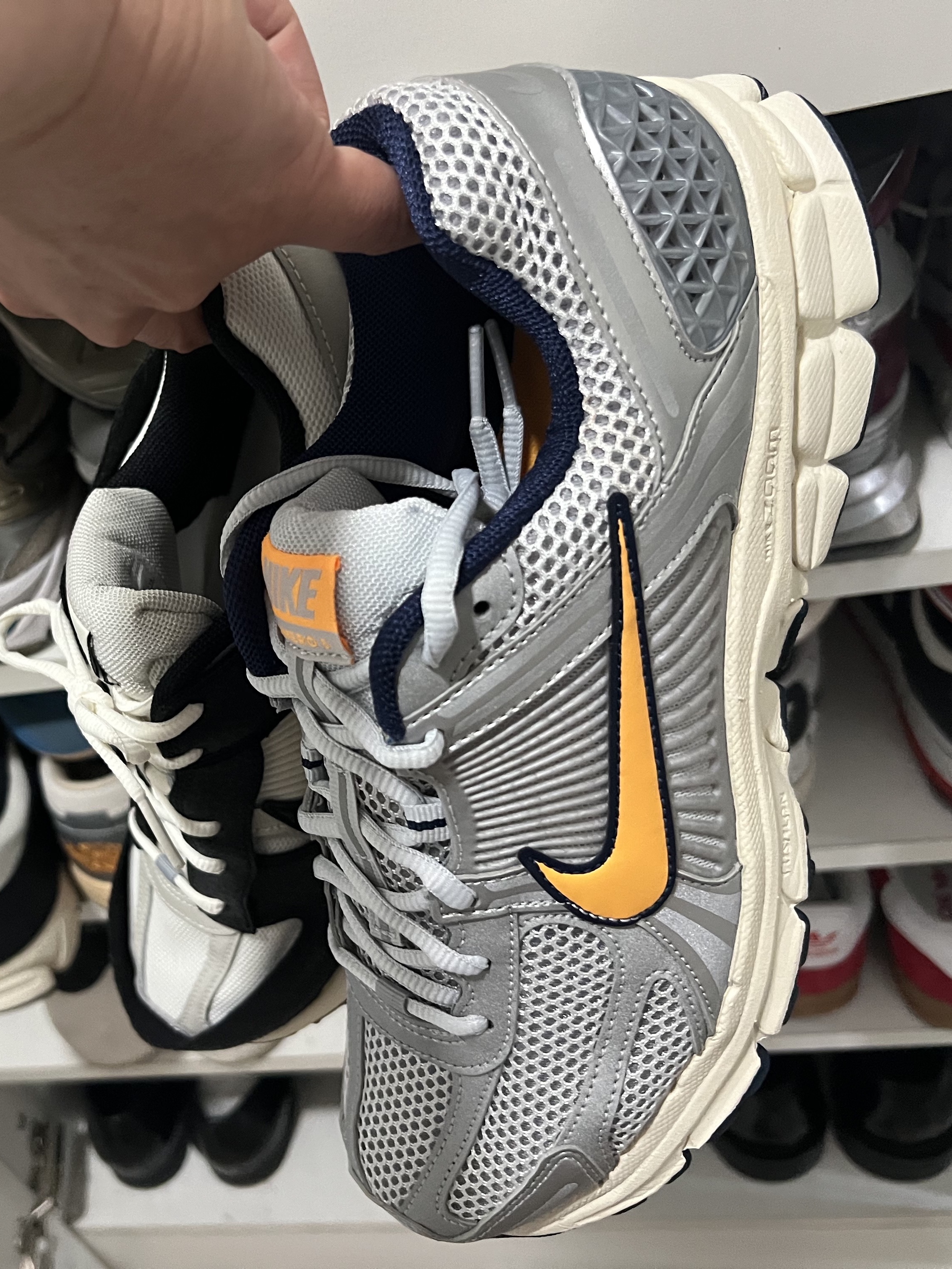 Nike Zoom Vomero 5 Pure Platinum and Laser Orange, (W) Nike Zoom Vomero 5 Wolf Grey and Black 착용 스타일
