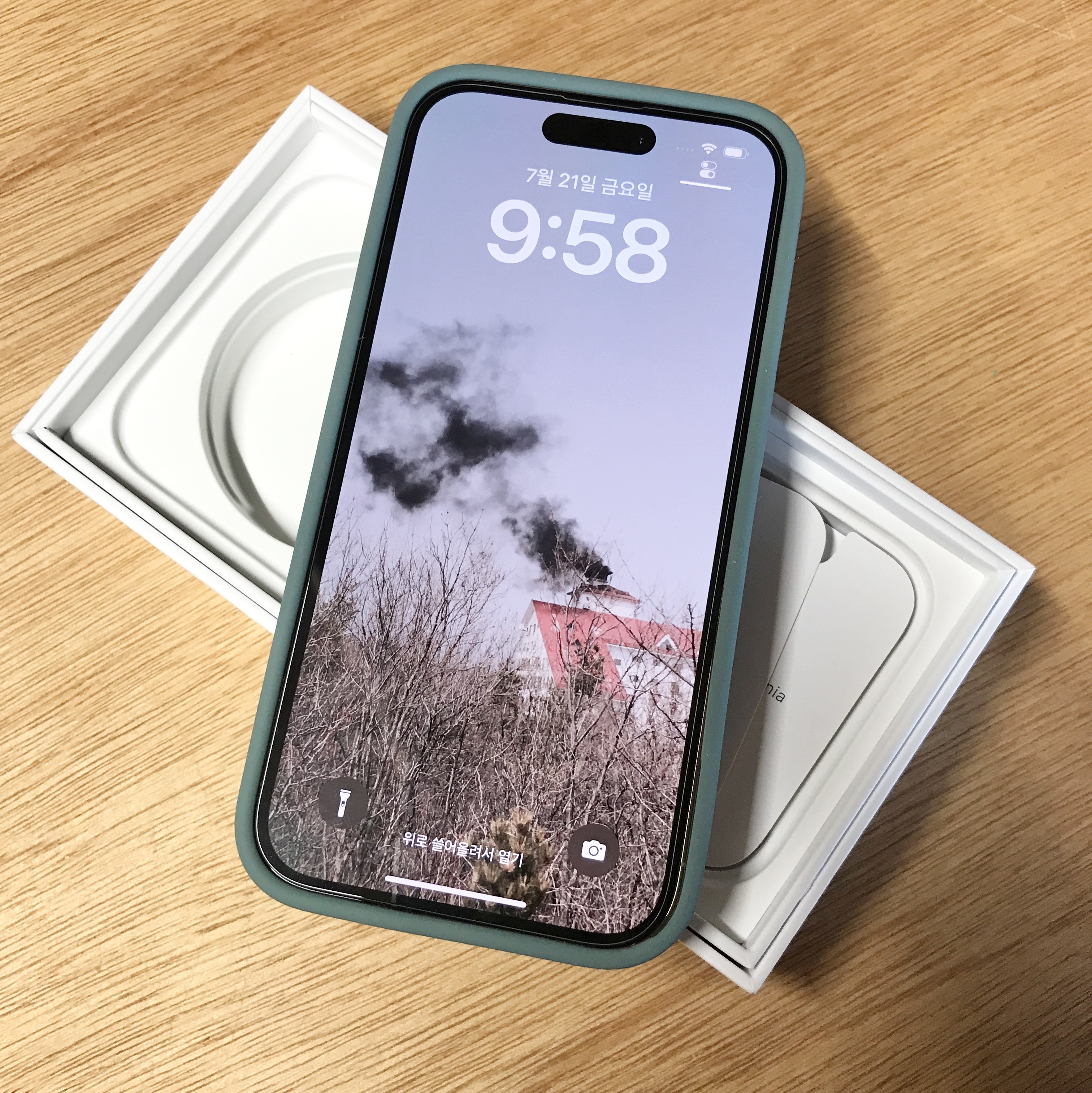 Apple iPhone 14 Pro 256GB Gold (Korean Ver.) 착용 스타일 - 2