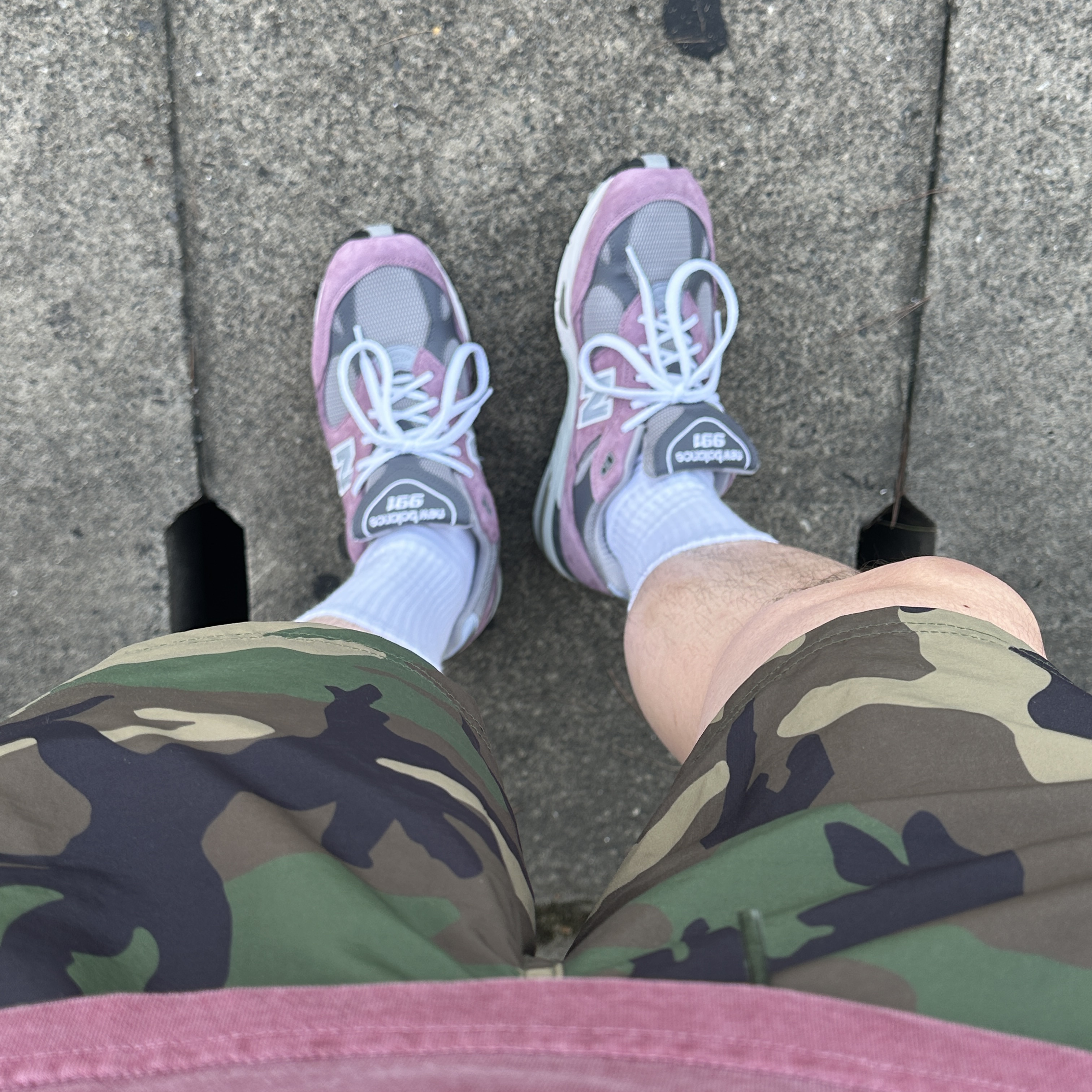 New Balance 991 Made in UK Pink Grey 착용 스타일 - 2