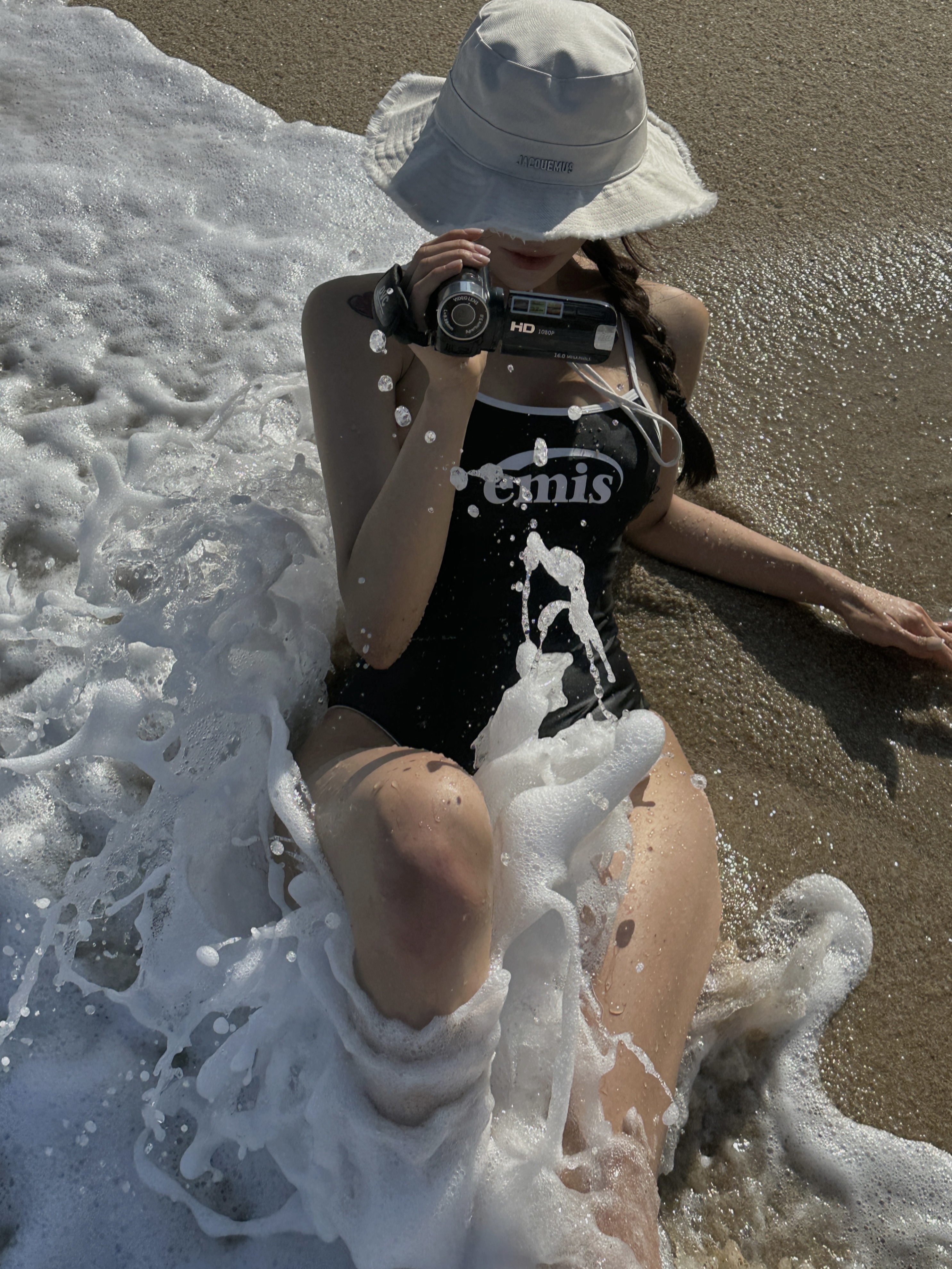 Jacquemus Le Bob Artichaut Bucket Hat Off White, Jacquemus Le Bob Artichaut Bucket Hat Black 착용 스타일 - 3