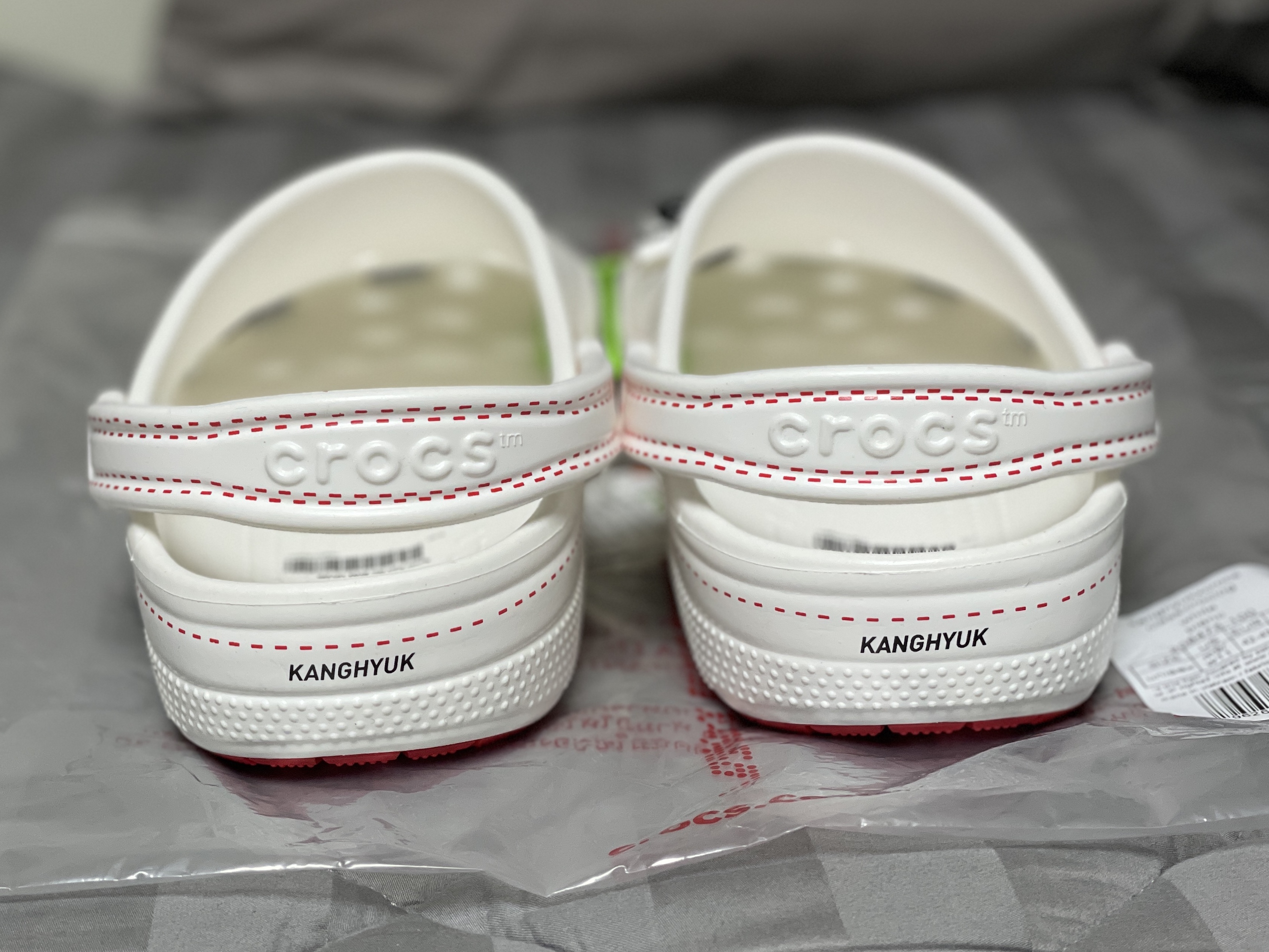 Crocs x Kanghyuk Classic Clog White 착용 스타일 - 3