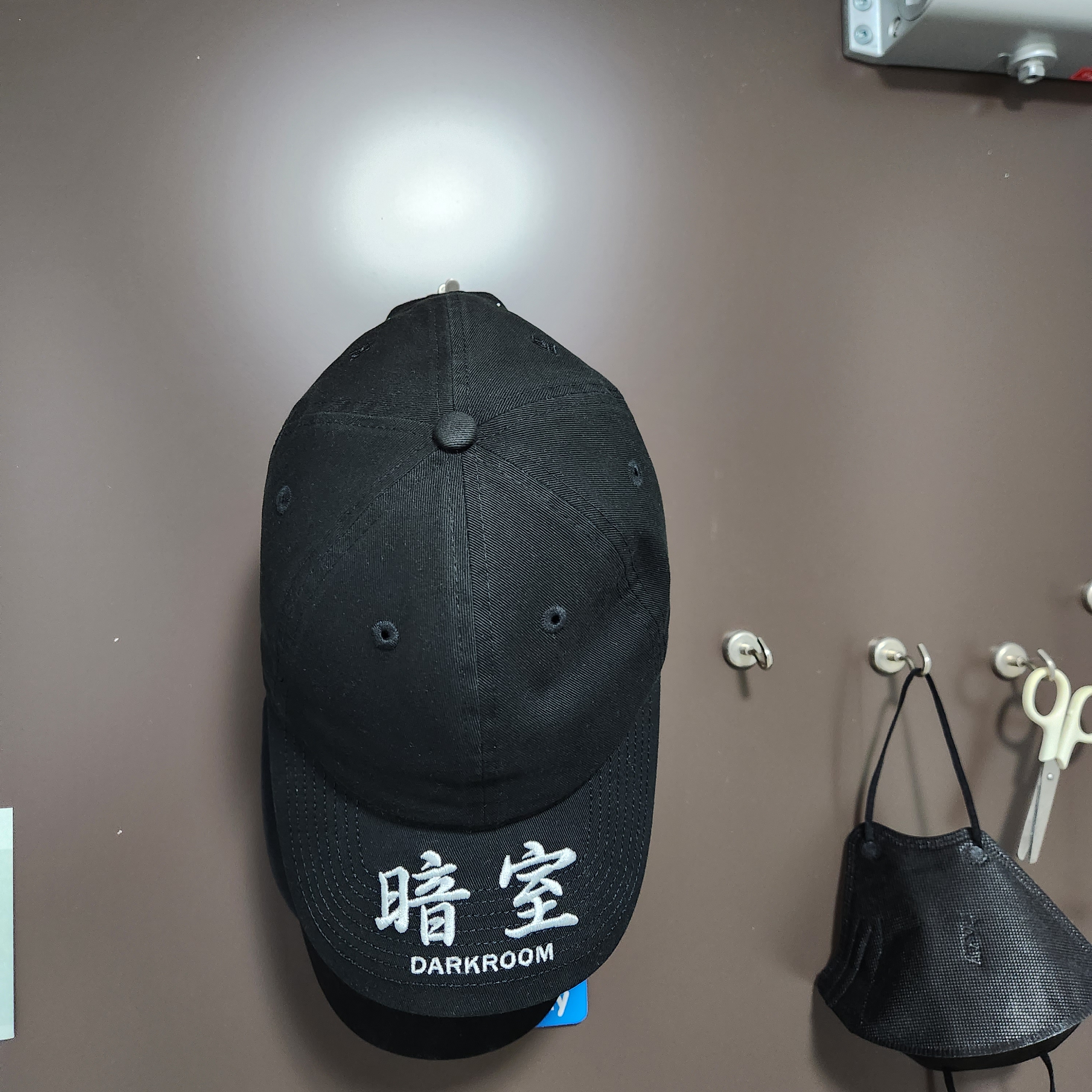 Darkr8m Studio x New Era Unstructured Ball Cap Black 착용 스타일 - 2