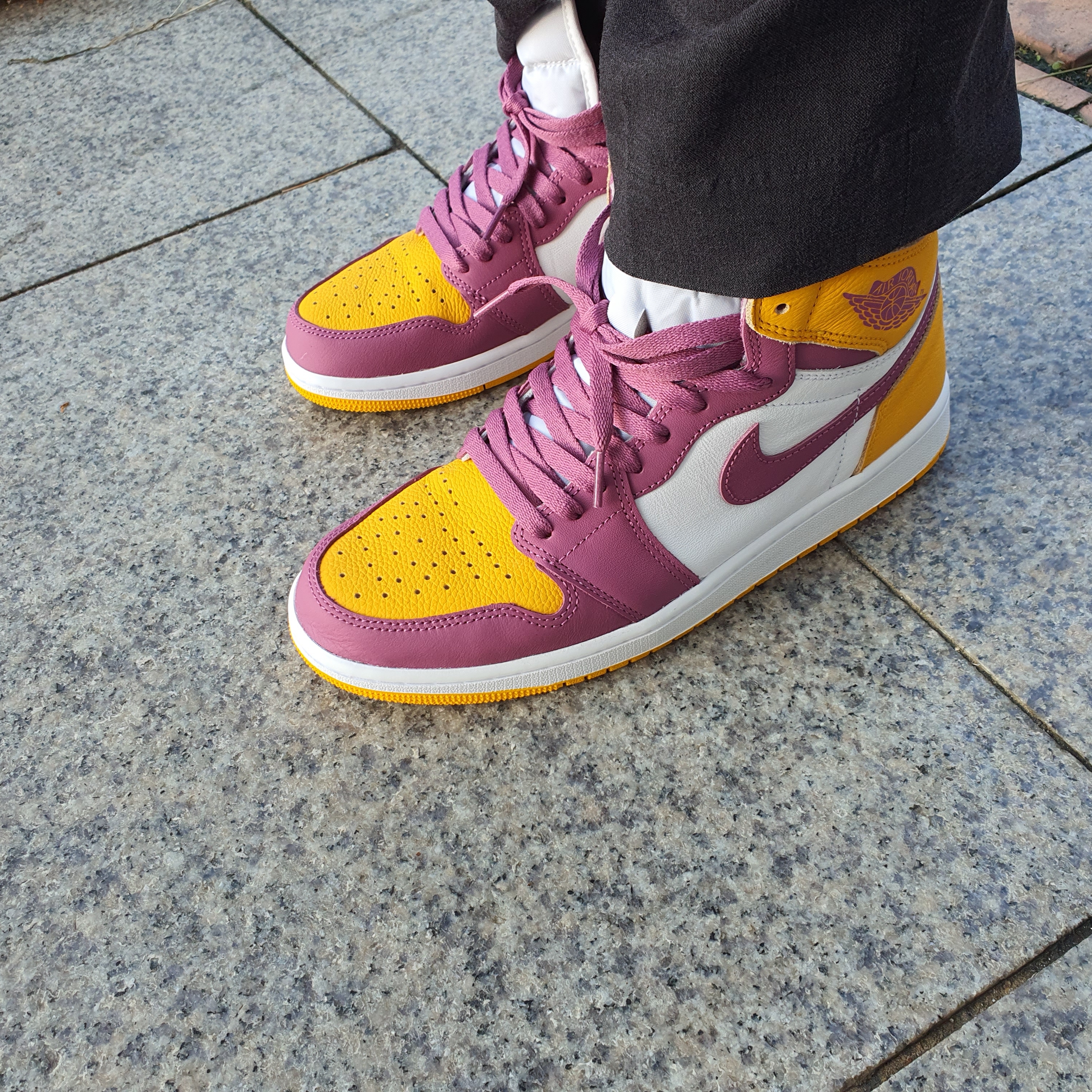 Jordan 1 Retro High OG University Gold Light Bordeaux 착용 스타일