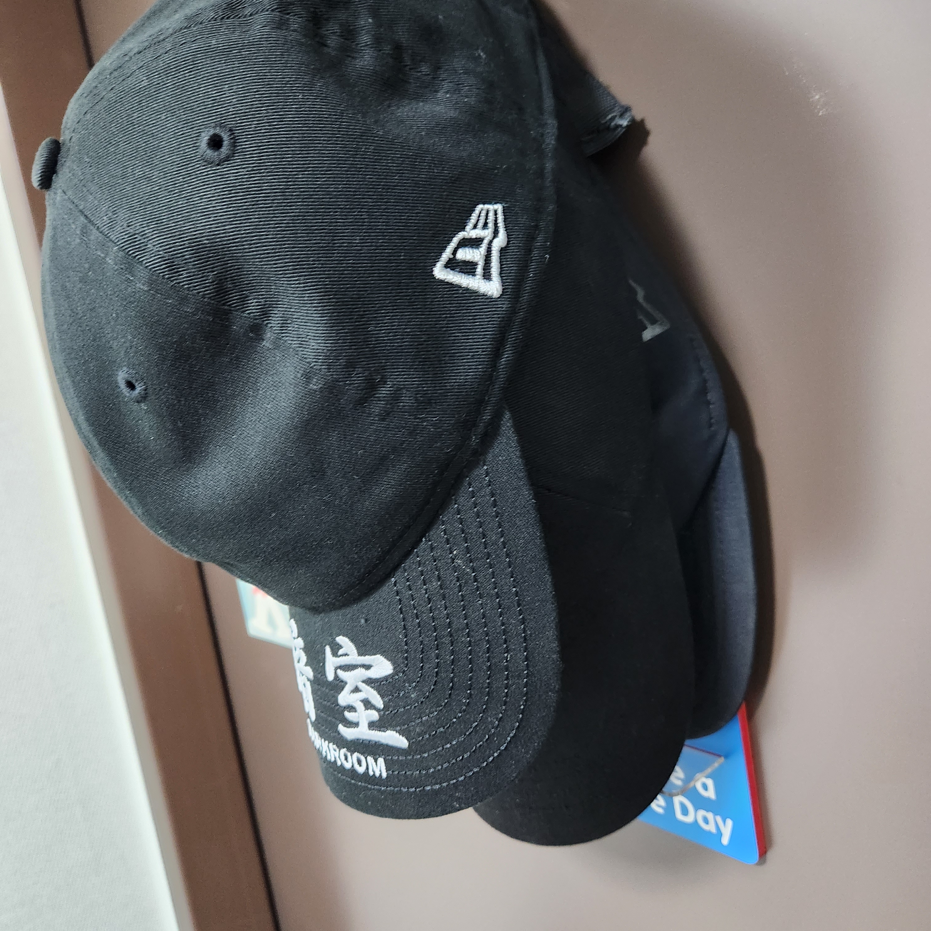 Darkr8m Studio x New Era Unstructured Ball Cap Black 착용 스타일 - 4