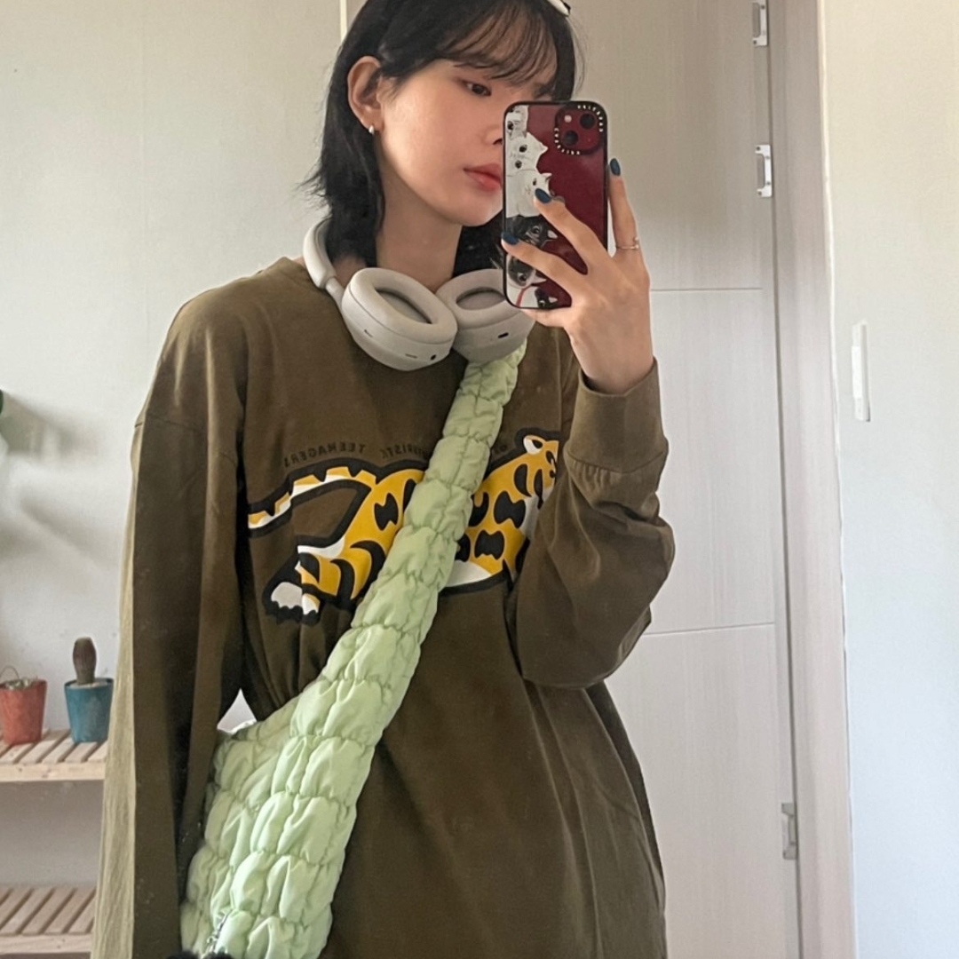 COS Quilted Oversized Shoulder Bag Green, Sony WH-1000XM5 Silver (Korean Ver.) 착용 스타일 - 1