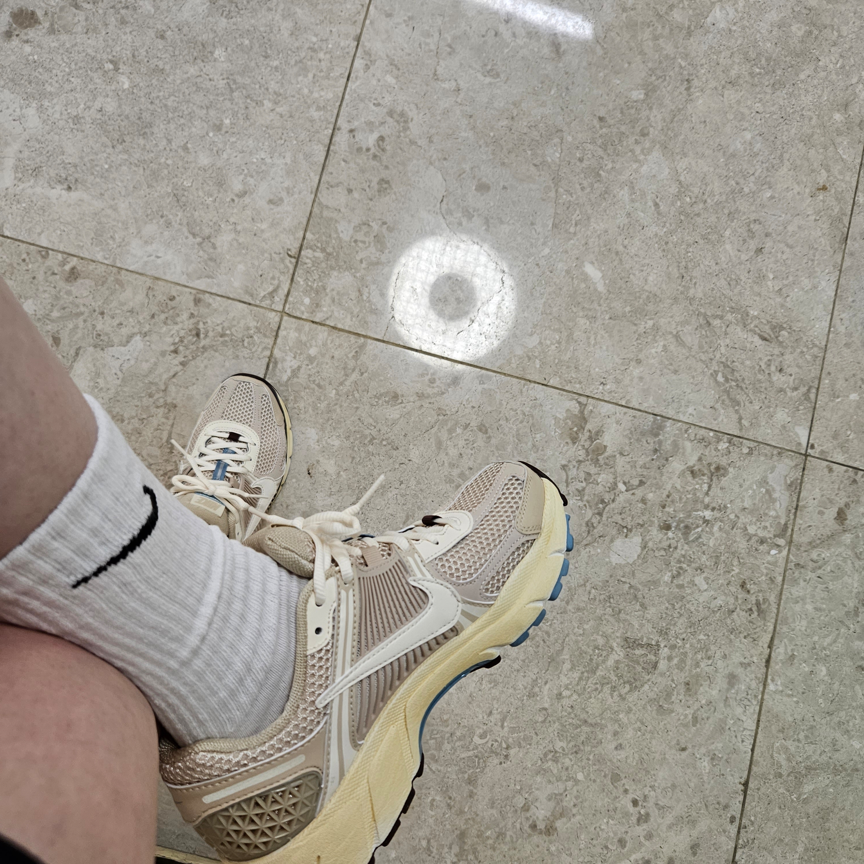 (W) Nike Zoom Vomero 5 Oatmeal 착용 스타일
