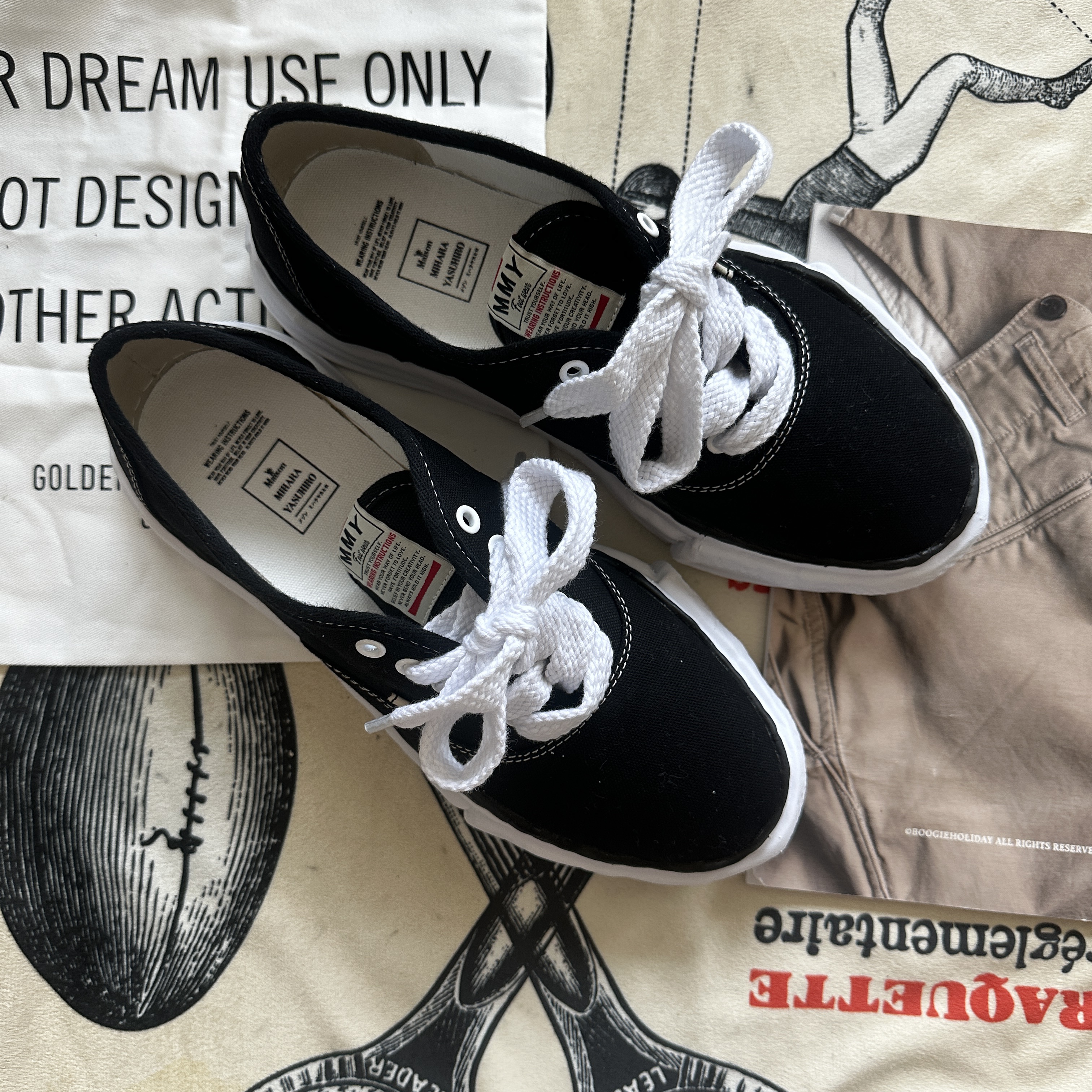 Maison Mihara Yasuhiro Baker OG Sole Canvas Low Cut Sneakers Black 착용 스타일 - 1