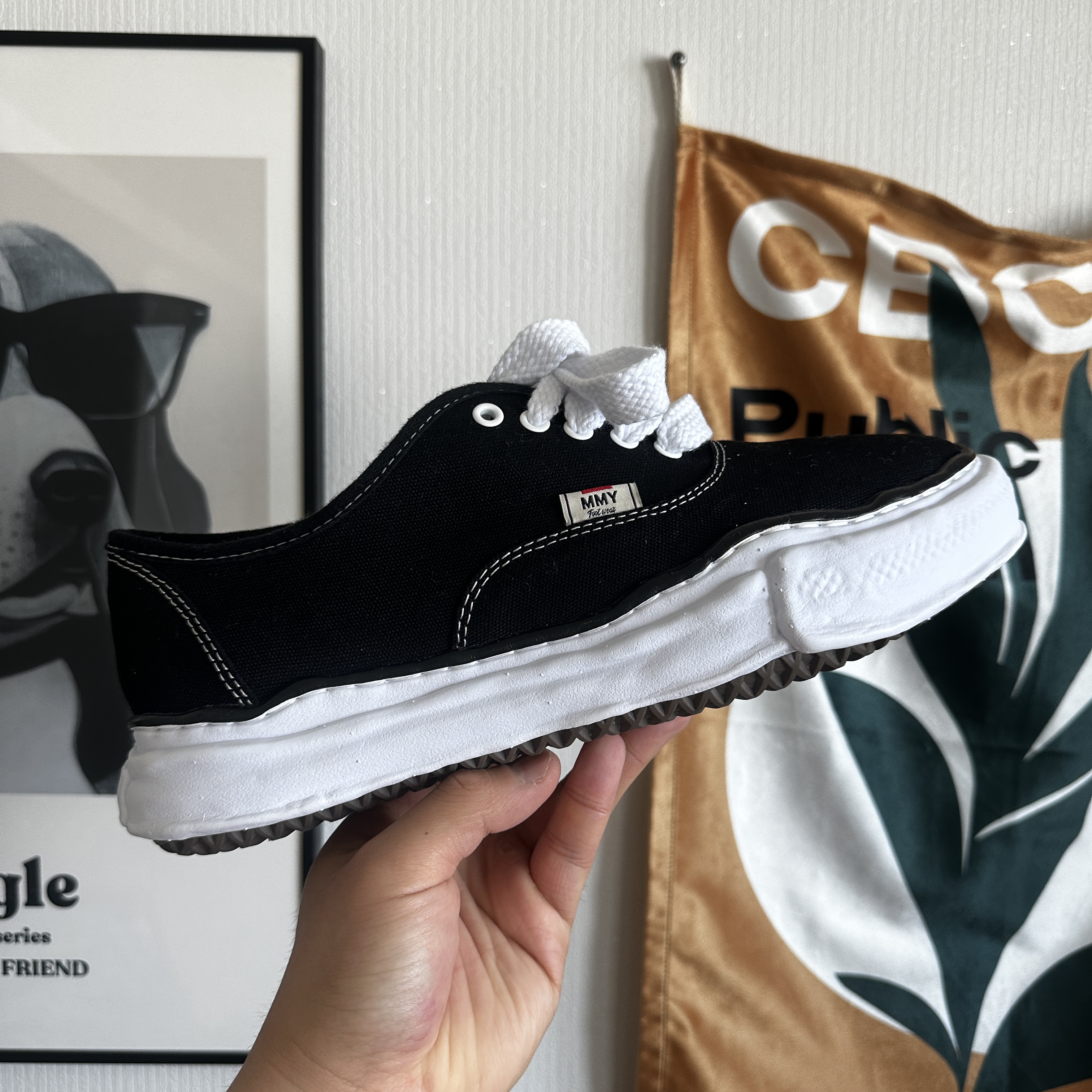 Maison Mihara Yasuhiro Baker OG Sole Canvas Low Cut Sneakers Black 착용 스타일 - 3
