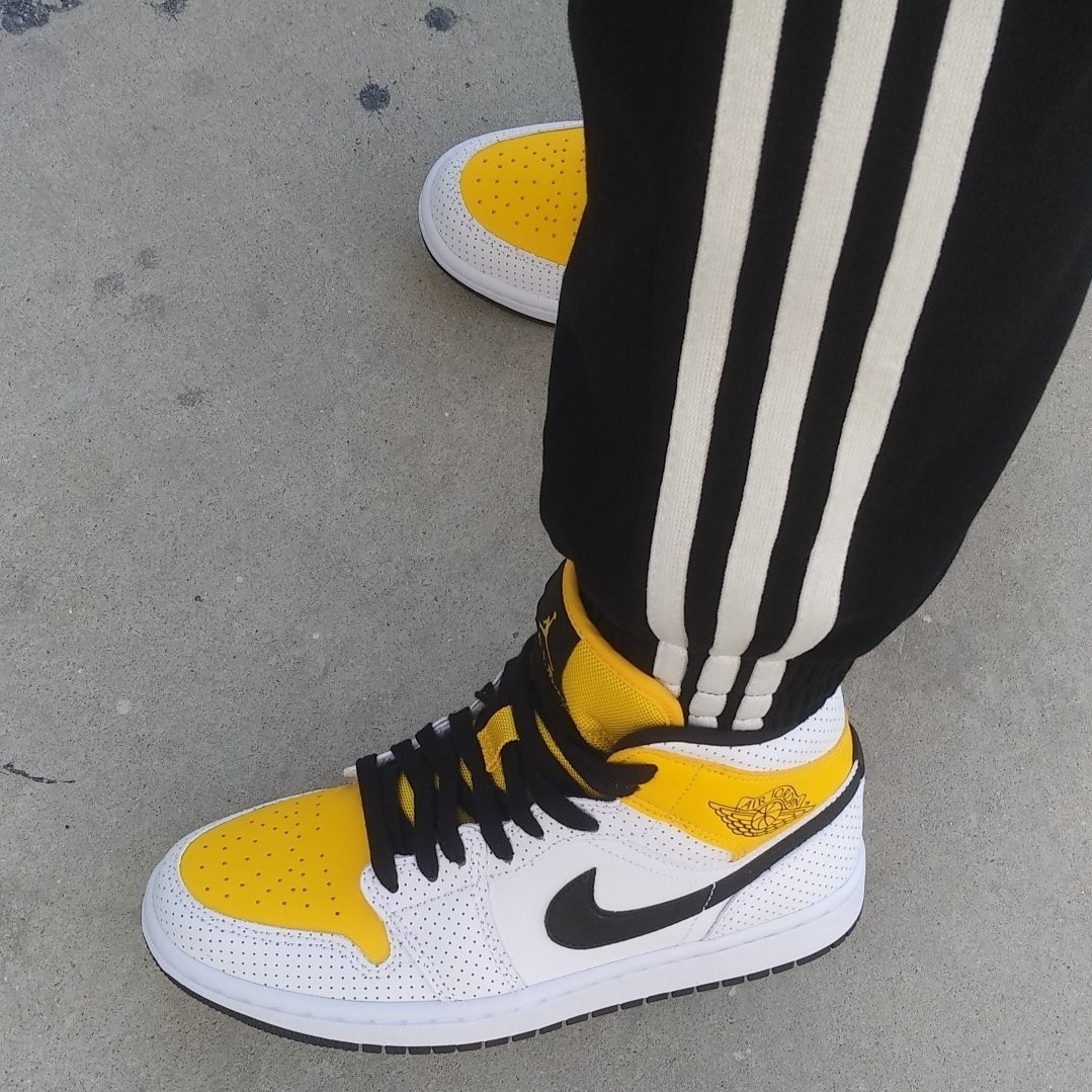 (W) Jordan 1 Mid Laser Orange Perforated 착용 스타일
