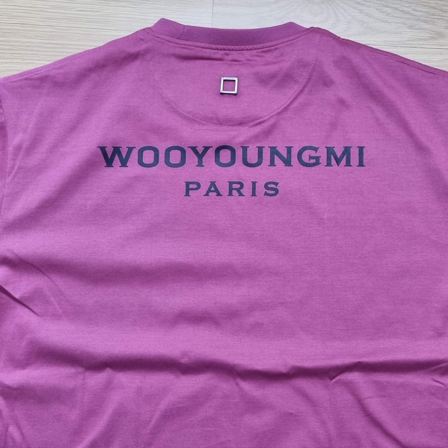 Wooyoungmi Black Back Logo T-Shirt Pink - 22FW 착용 스타일 - 2