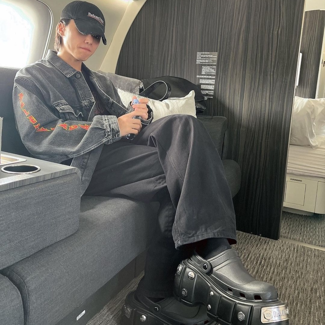 Balenciaga Political Campaign Destroyed Cap Black, Balenciaga x Crocs Hardcrocs Slide Black 착용 스타일 - 2