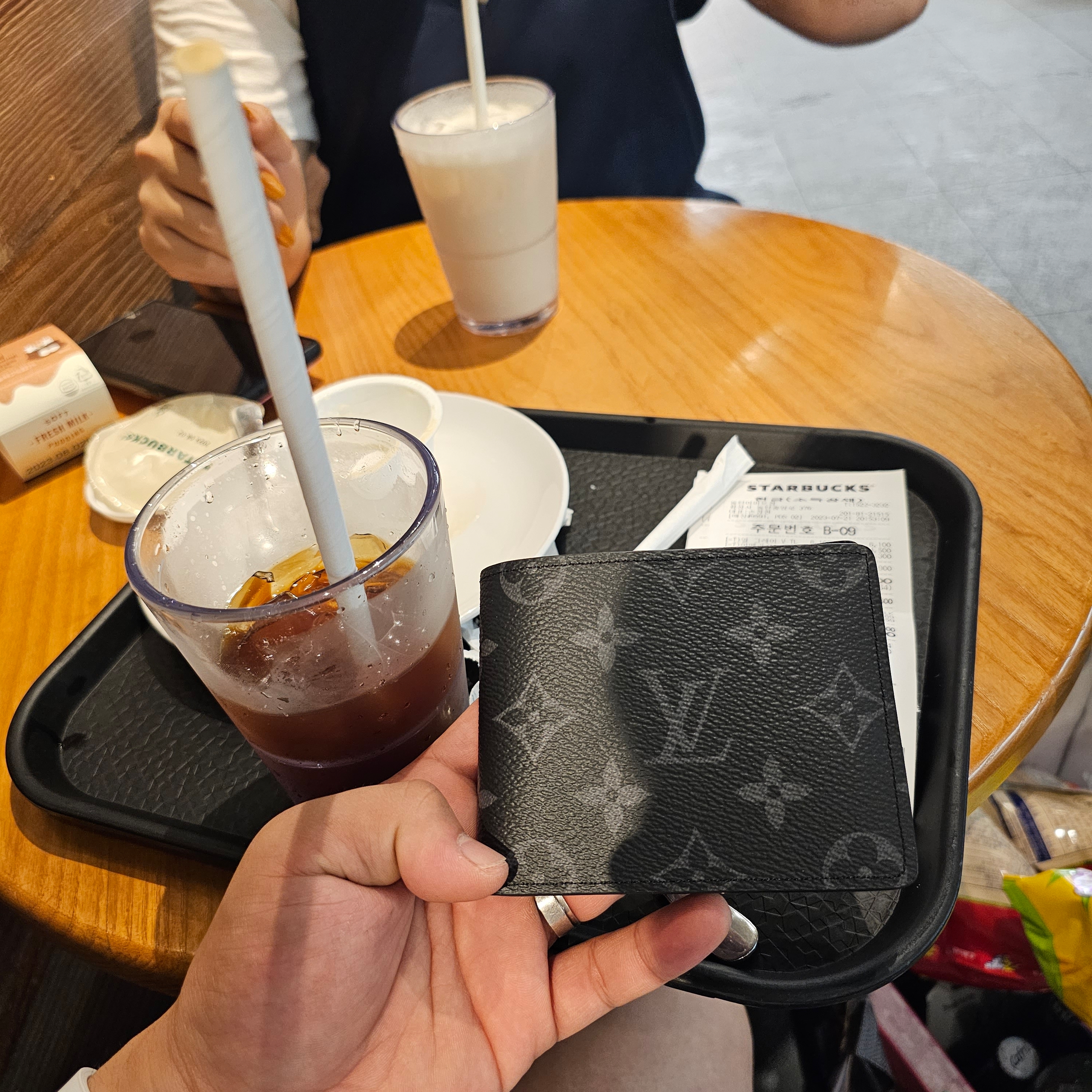 Louis Vuitton Slender Wallet Monogram Eclipse 착용 스타일 - 1
