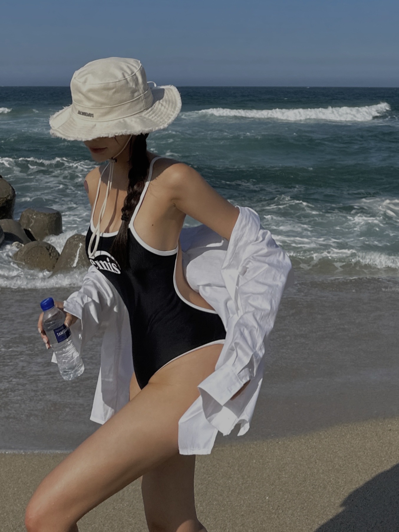 Jacquemus Le Bob Artichaut Bucket Hat Off White, Jacquemus Le Bob Artichaut Bucket Hat Black 착용 스타일 - 1