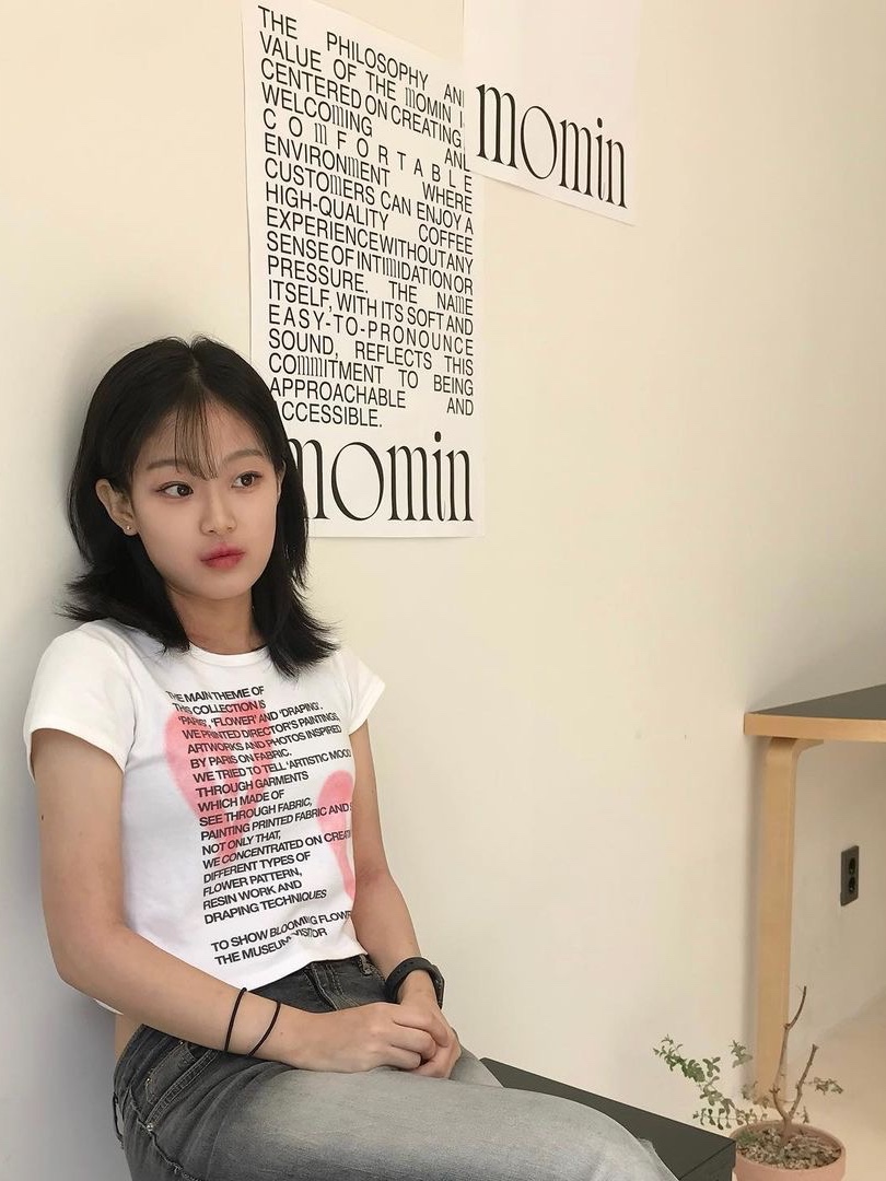 The Museum Visitor Crop Heart Sprayed T-Shirt White 착용 스타일