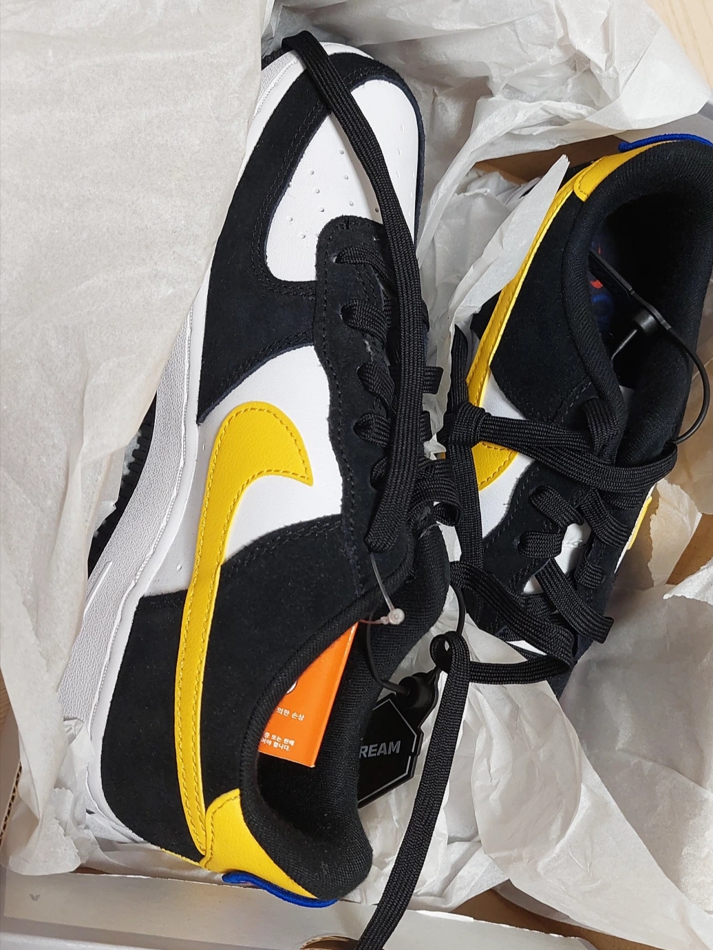 (GS) Nike Air Force 1 LV8 Athletic Club Black Dark Sulfur 착용 스타일