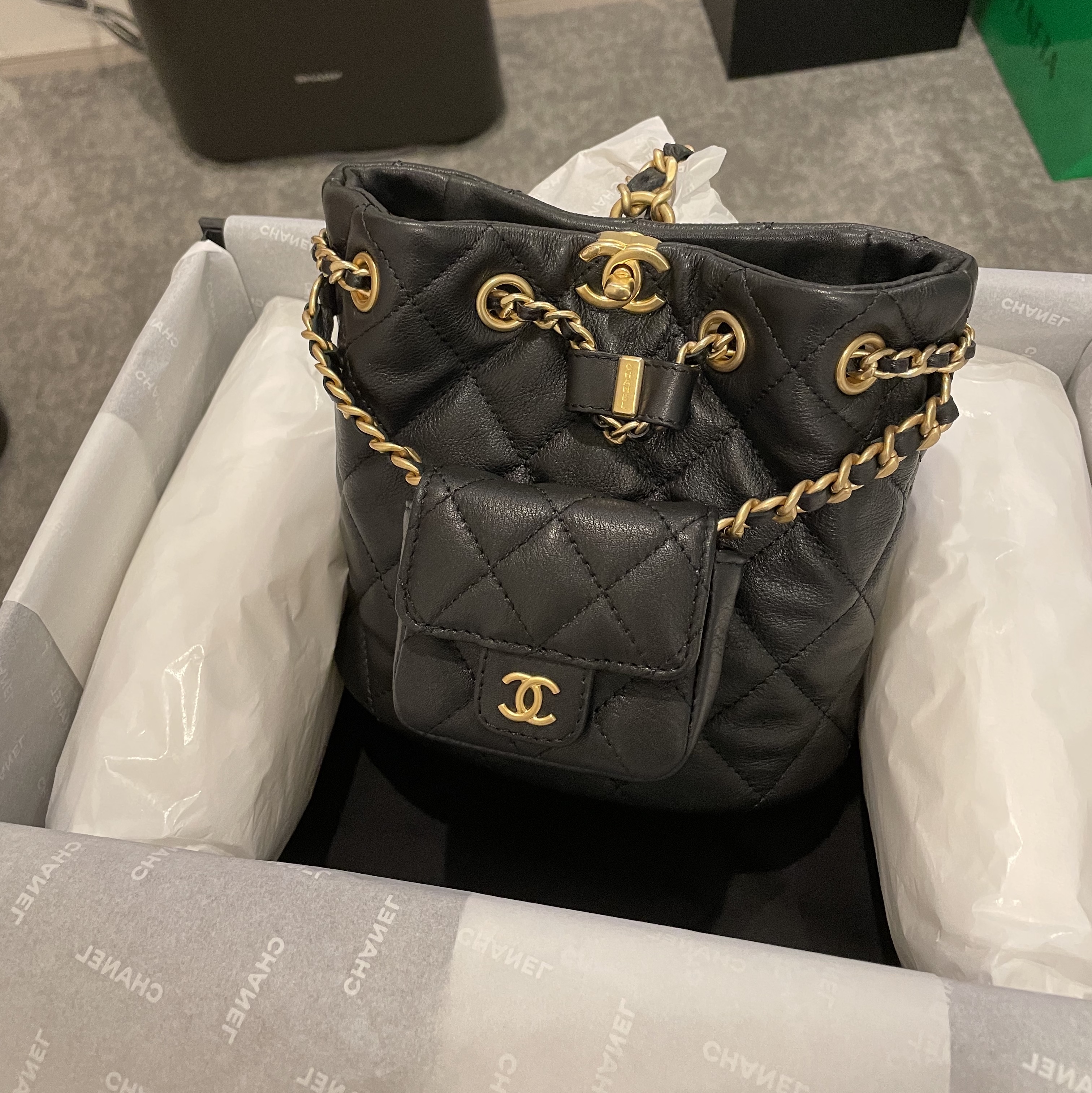 Chanel Small Backpack Calfskin & Gold Black 착용 스타일