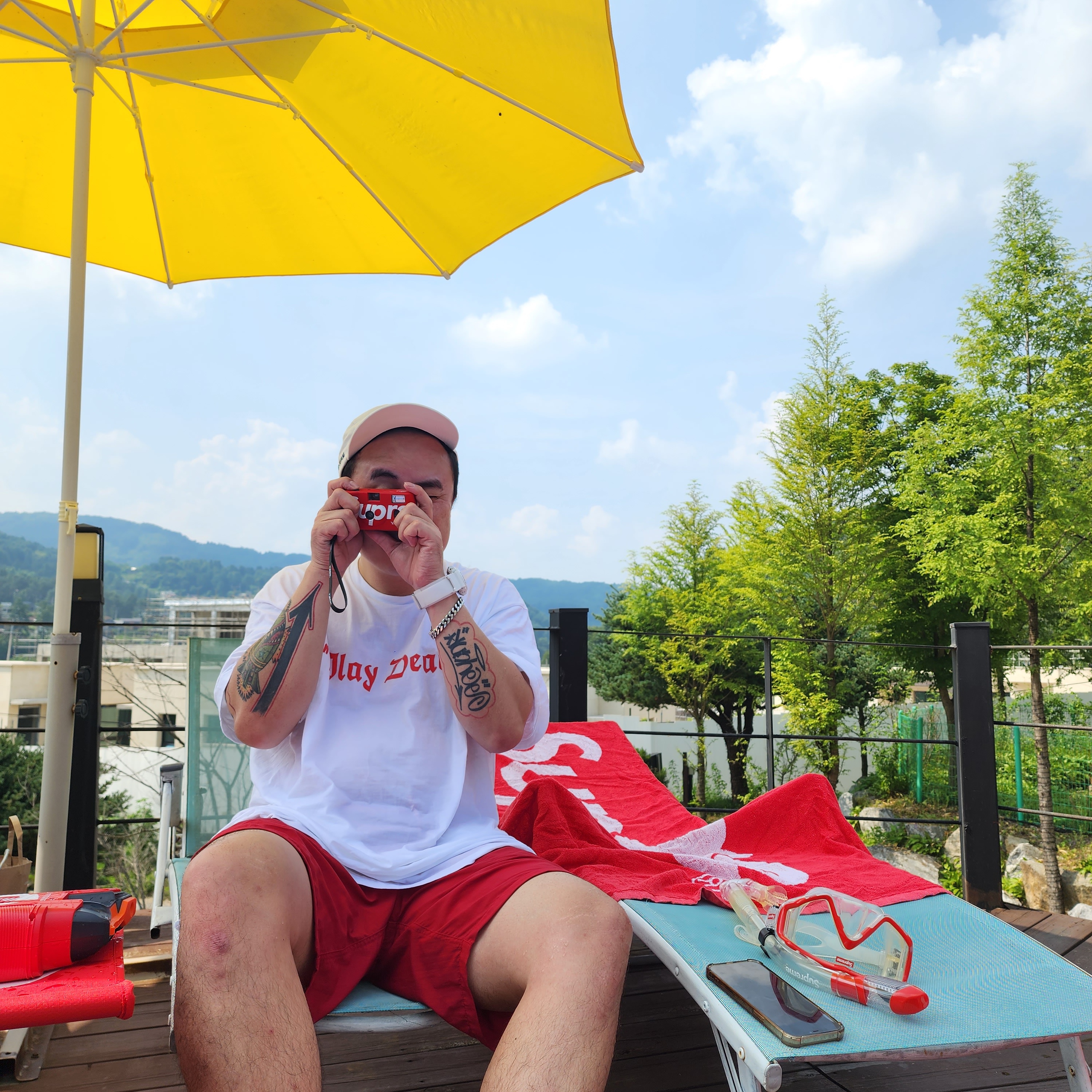 Supreme Yashica MF-1 Camera Red - 21SS 착용 스타일