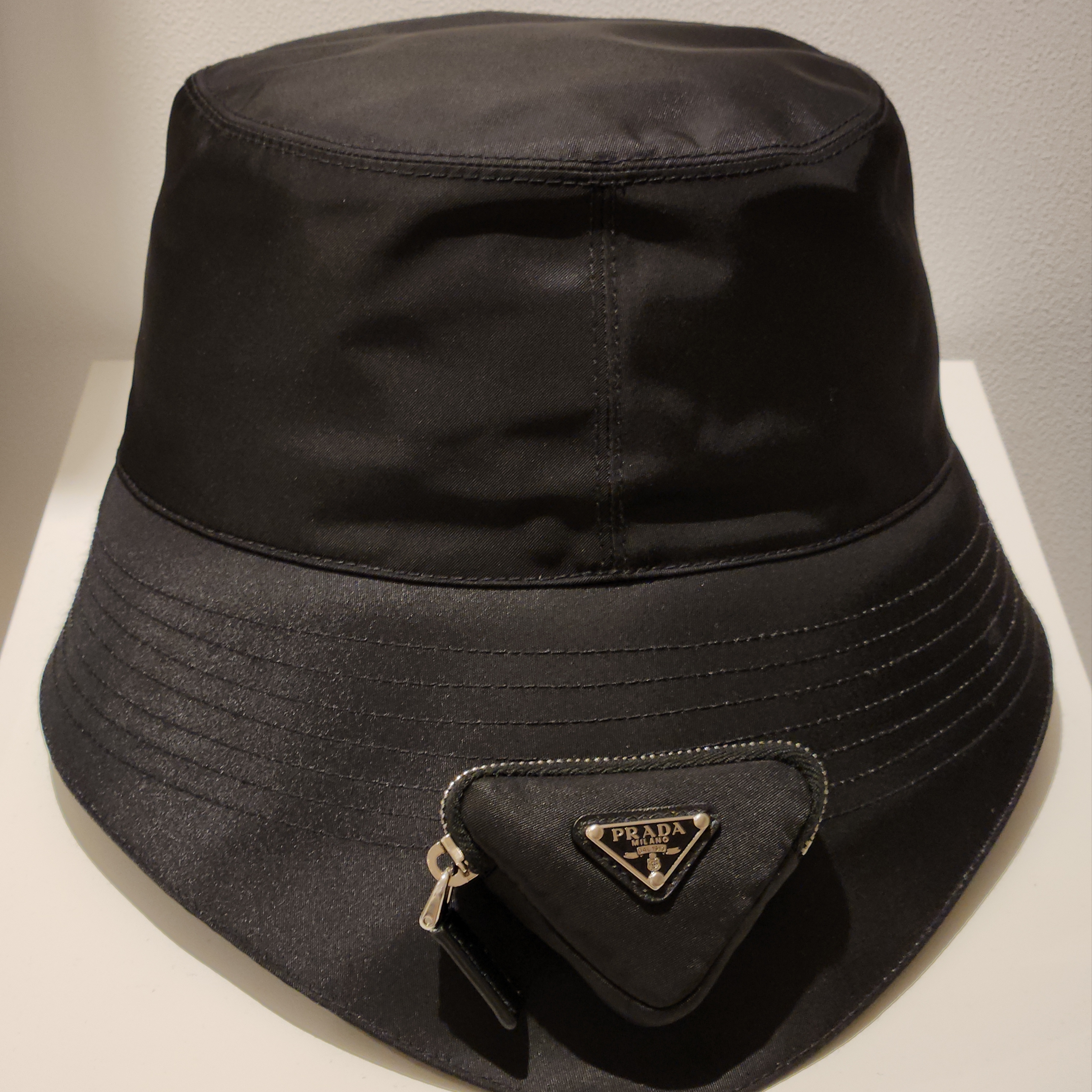 Prada Re-Nylon Mini Pouch Bucket Hat Black 착용 스타일