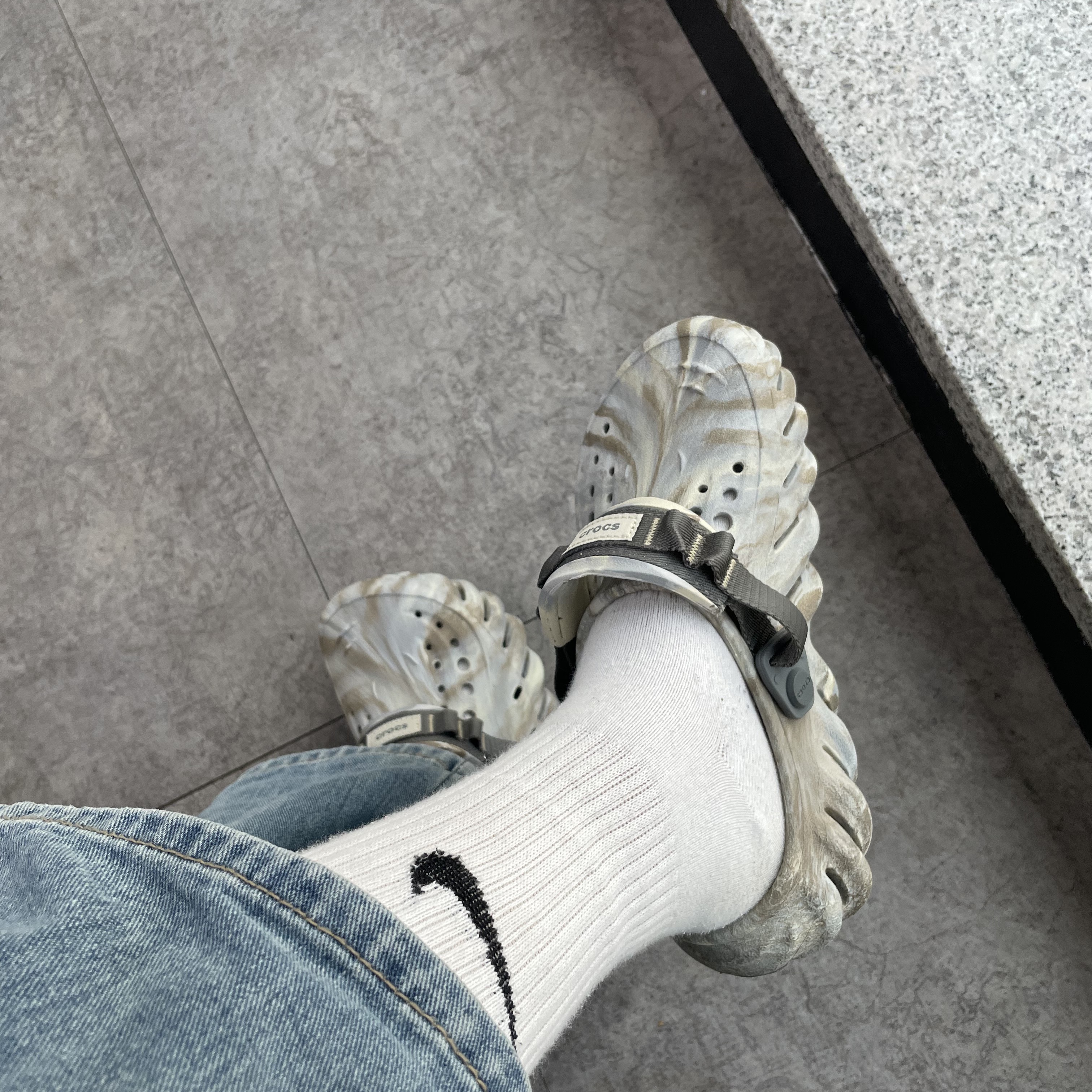 Crocs Echo Marbled Clog Bone Multi 착용 스타일