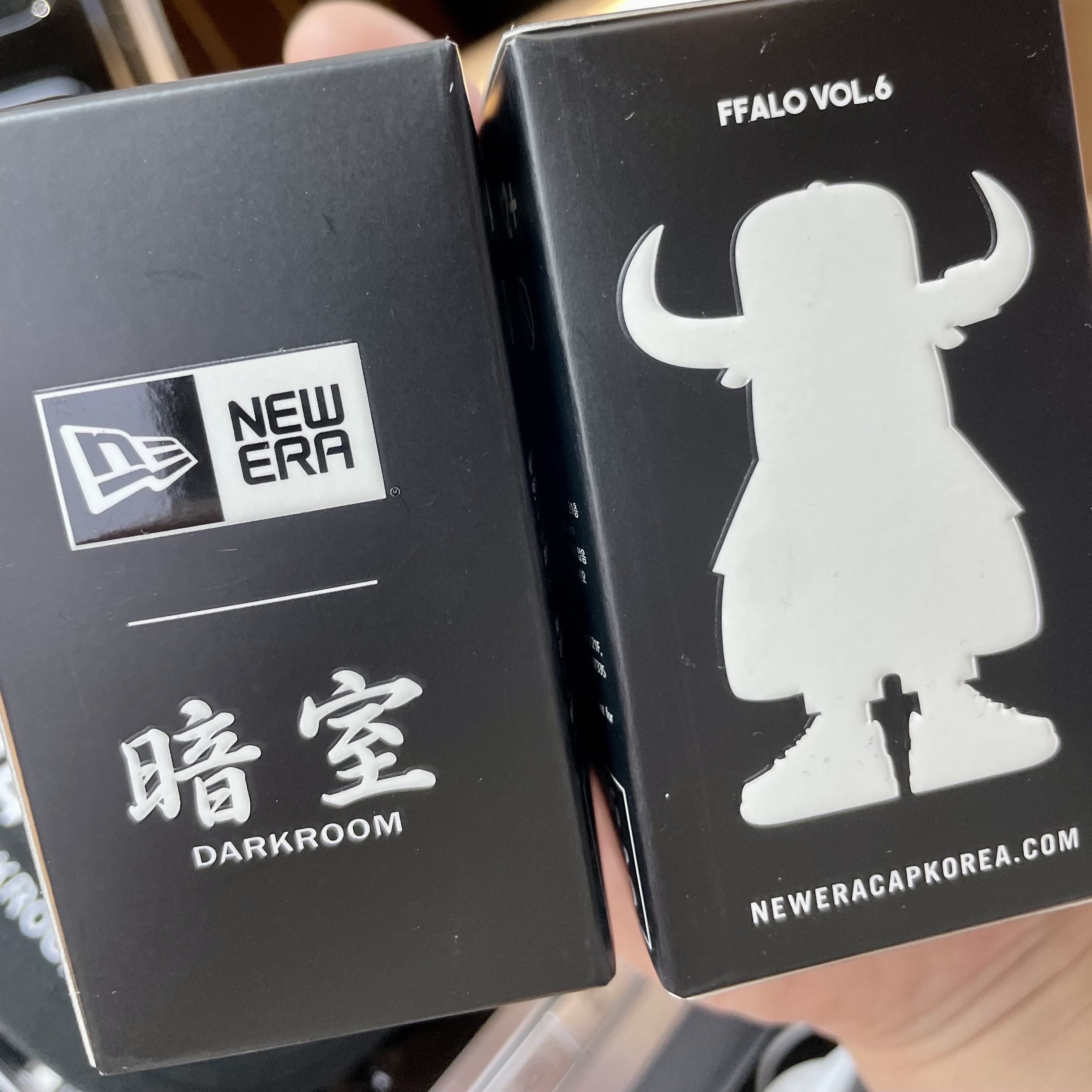 Darkr8m Studio x New Era FFALO Figure Black 착용 스타일