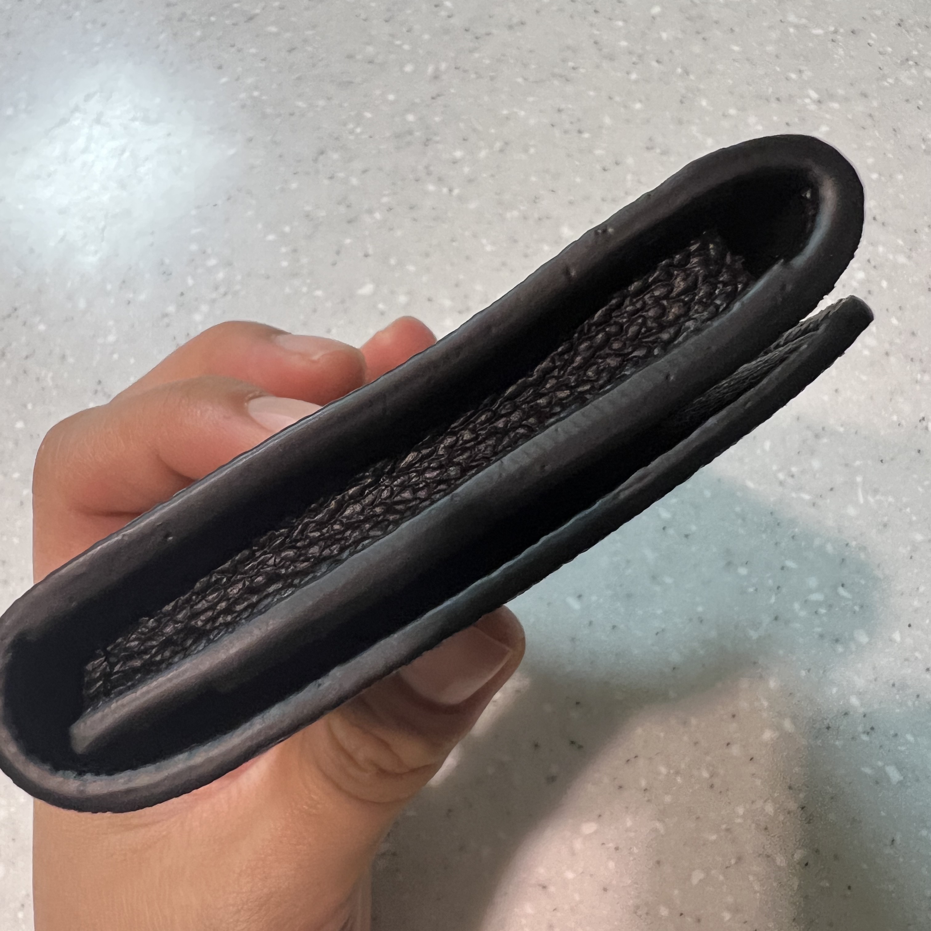 Louis Vuitton Business Card Holder Monogram Embossed Leather Black 착용 스타일 - 3