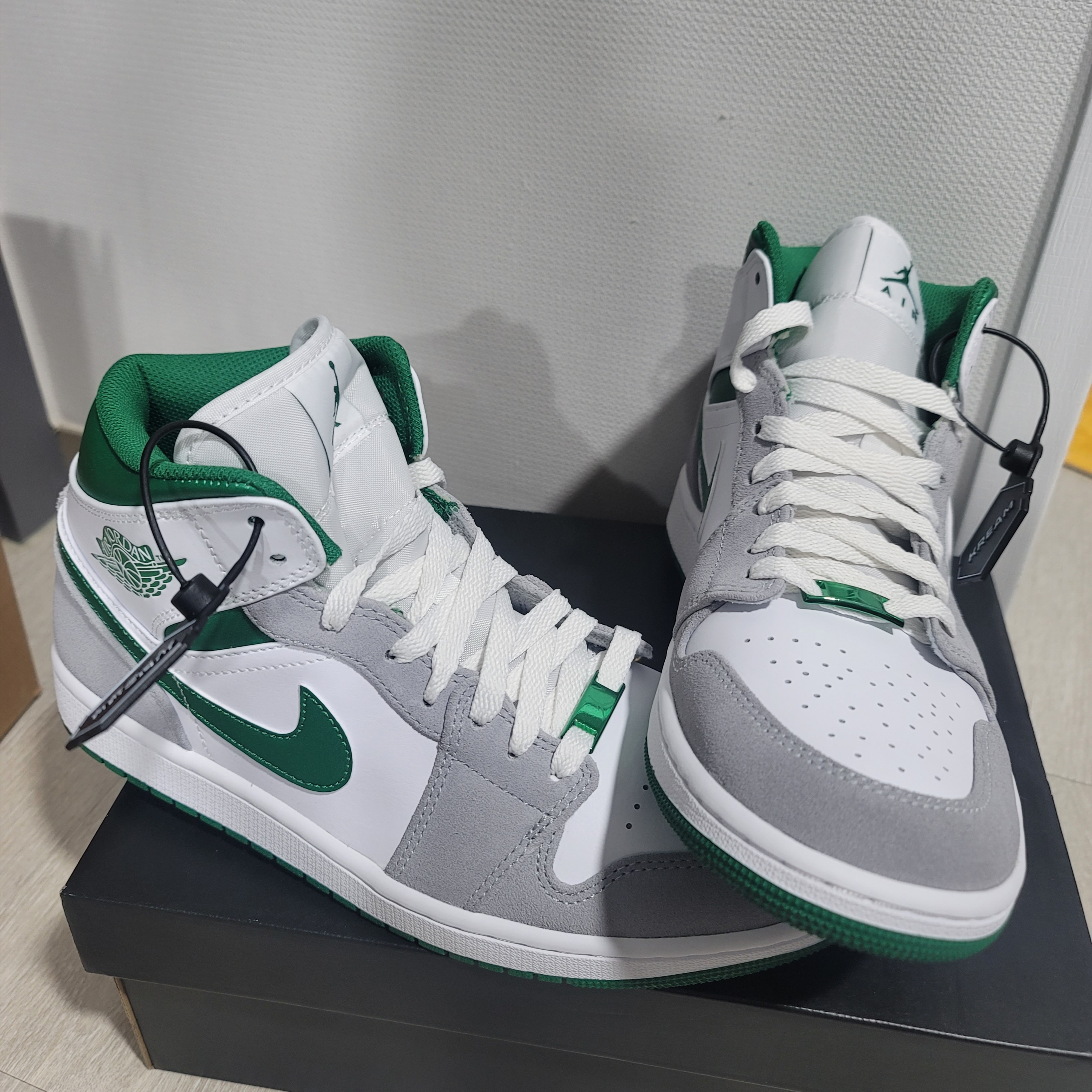 Jordan 1 Mid SE Pine Green Light Smoke Grey 착용 스타일