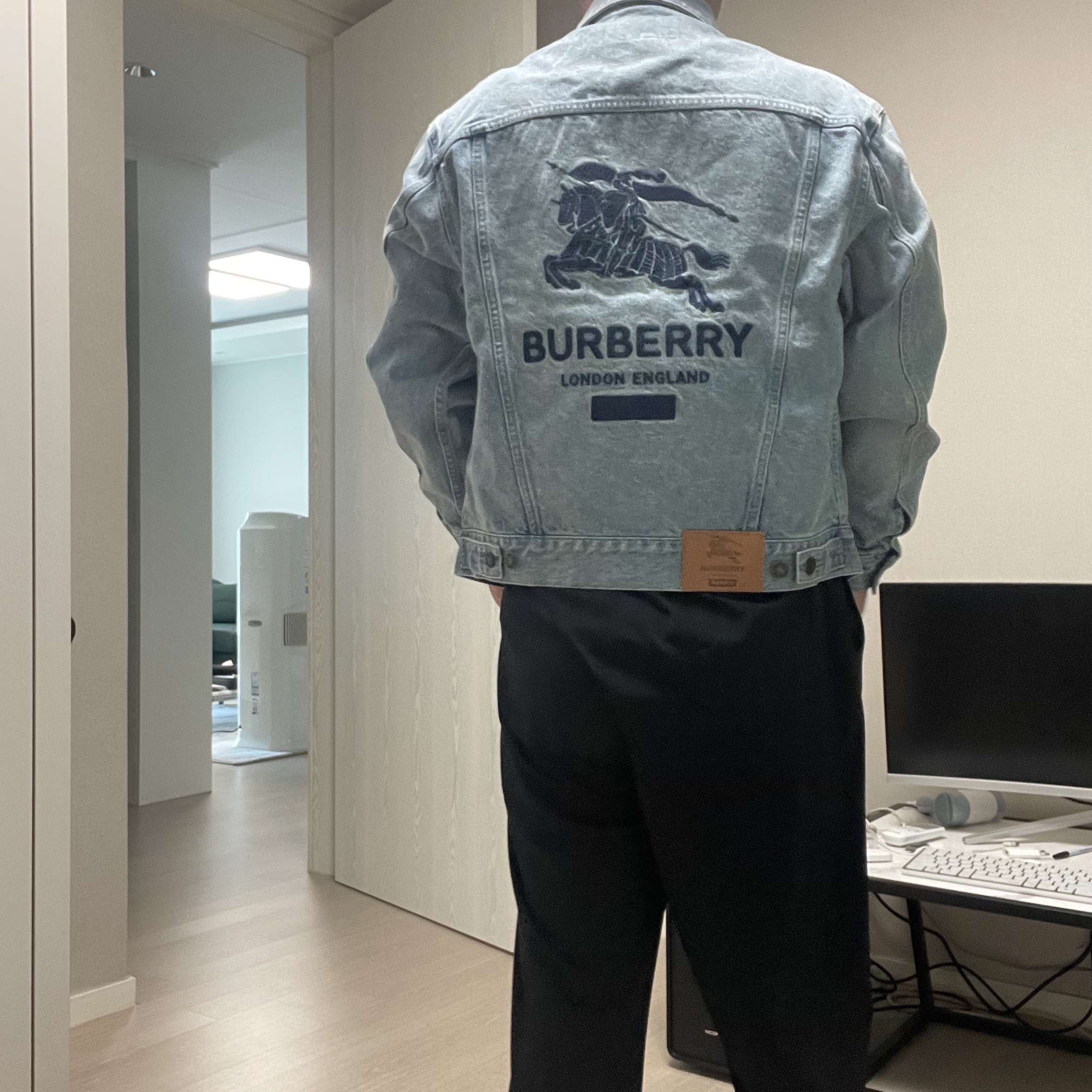 Supreme x Burberry Denim Trucker Jacket Washed Blue - 22SS 착용 스타일