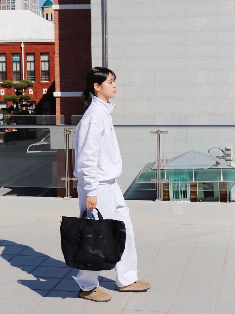 Found Pocket Optimal Tote Bag Black 착용 스타일 - 2