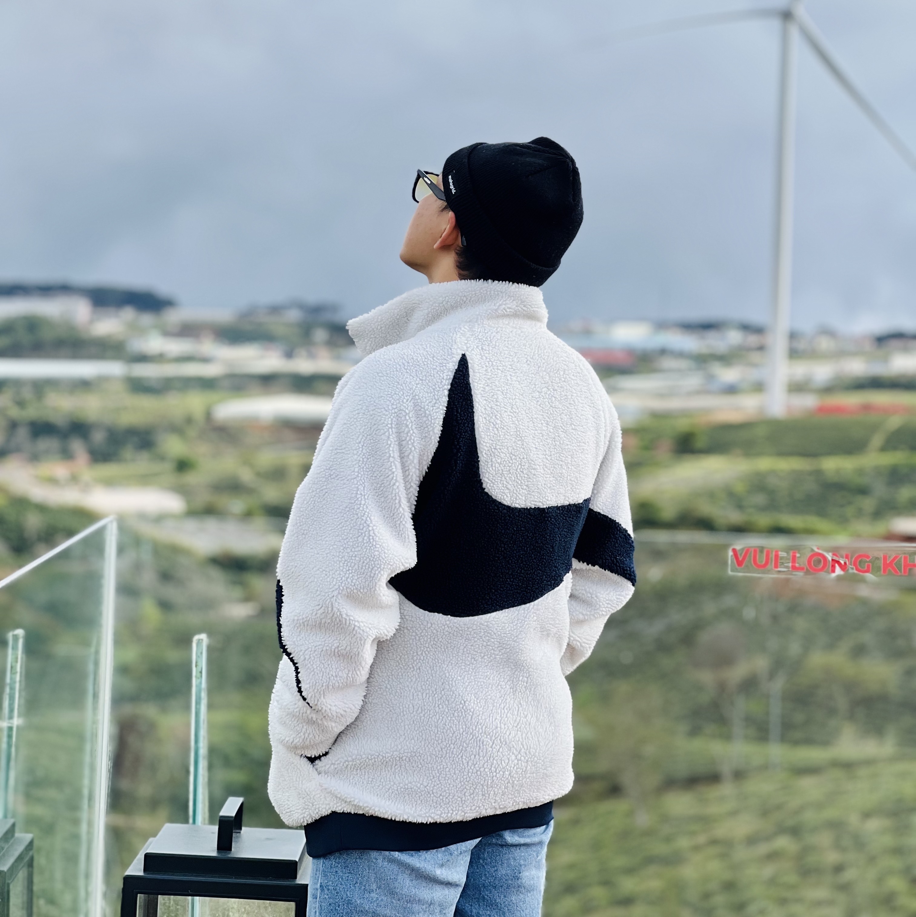 Nike Big Swoosh Full Zip Jacket White Navy 착용 스타일