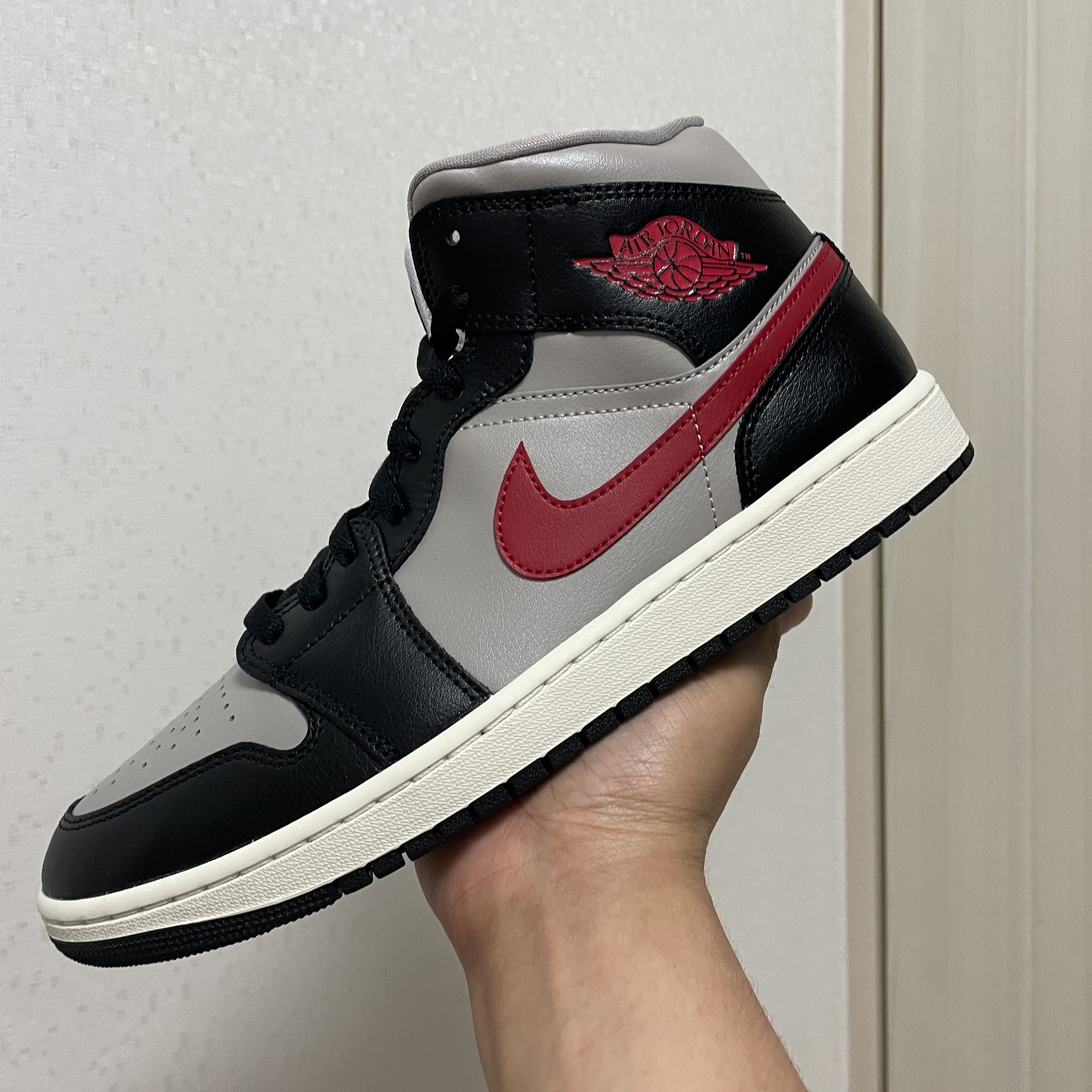 (W) Jordan 1 Mid Black Gym Red 착용 스타일 - 3
