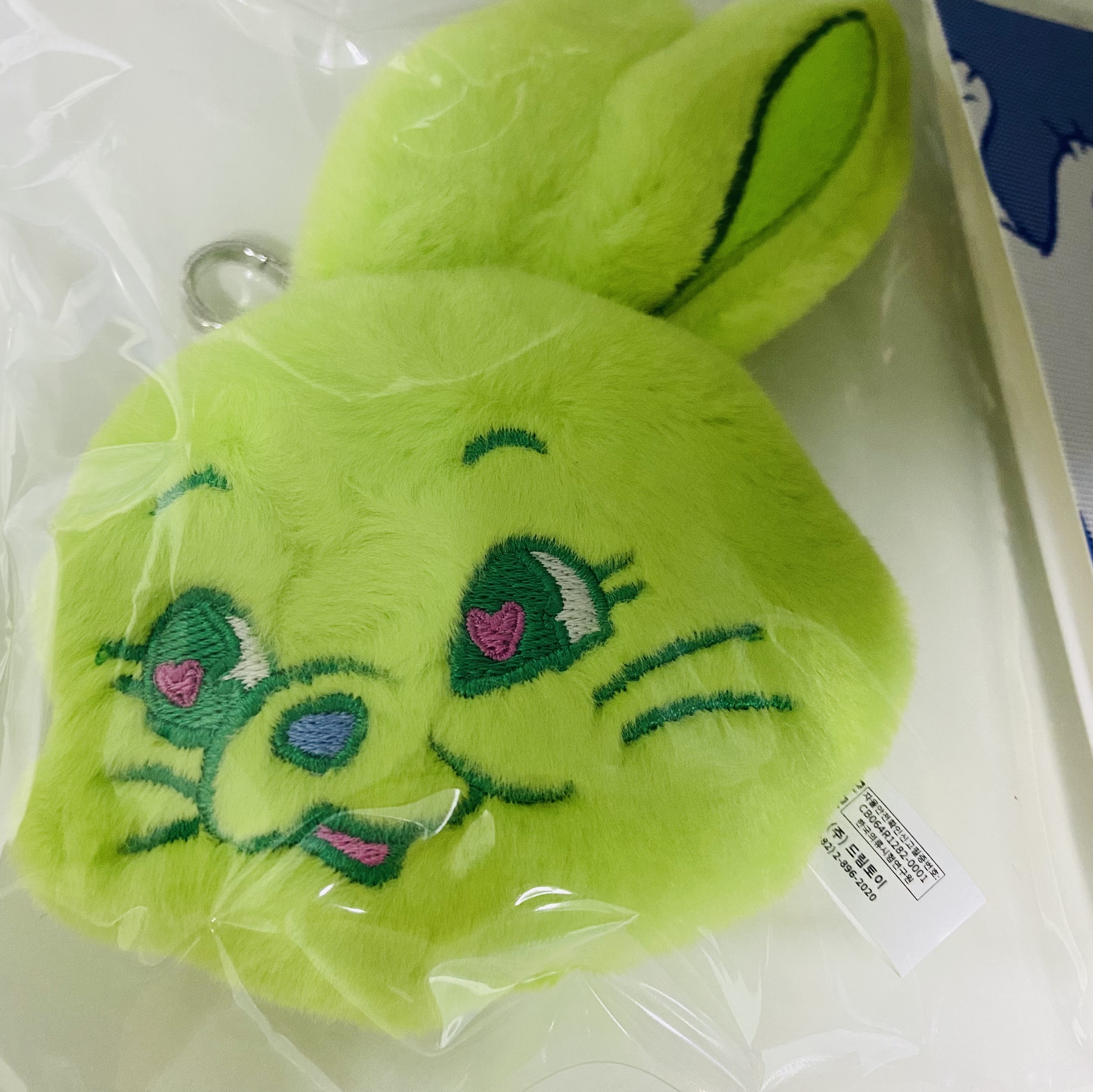 NewJeans Tokki Merchandise Fluffy Keyring Green 착용 스타일