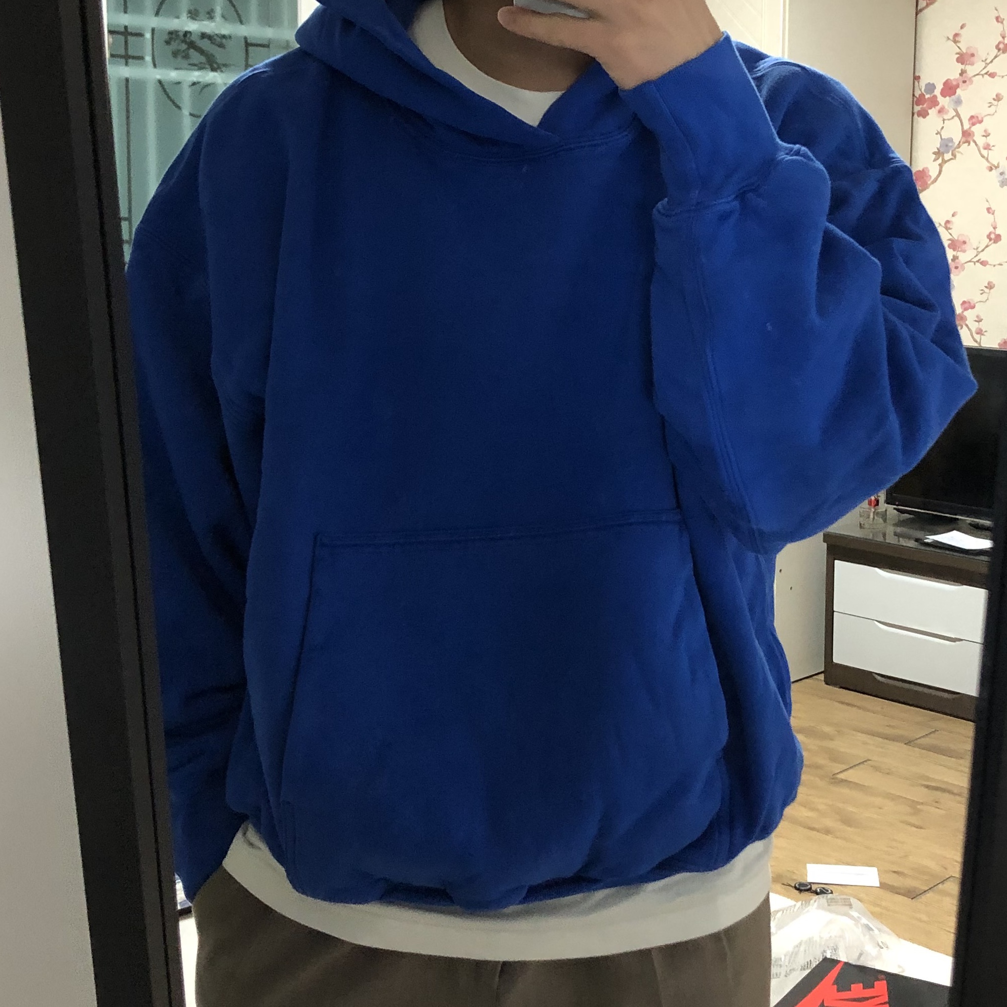 Yeezy Gap Hoodie Blue 착용 스타일