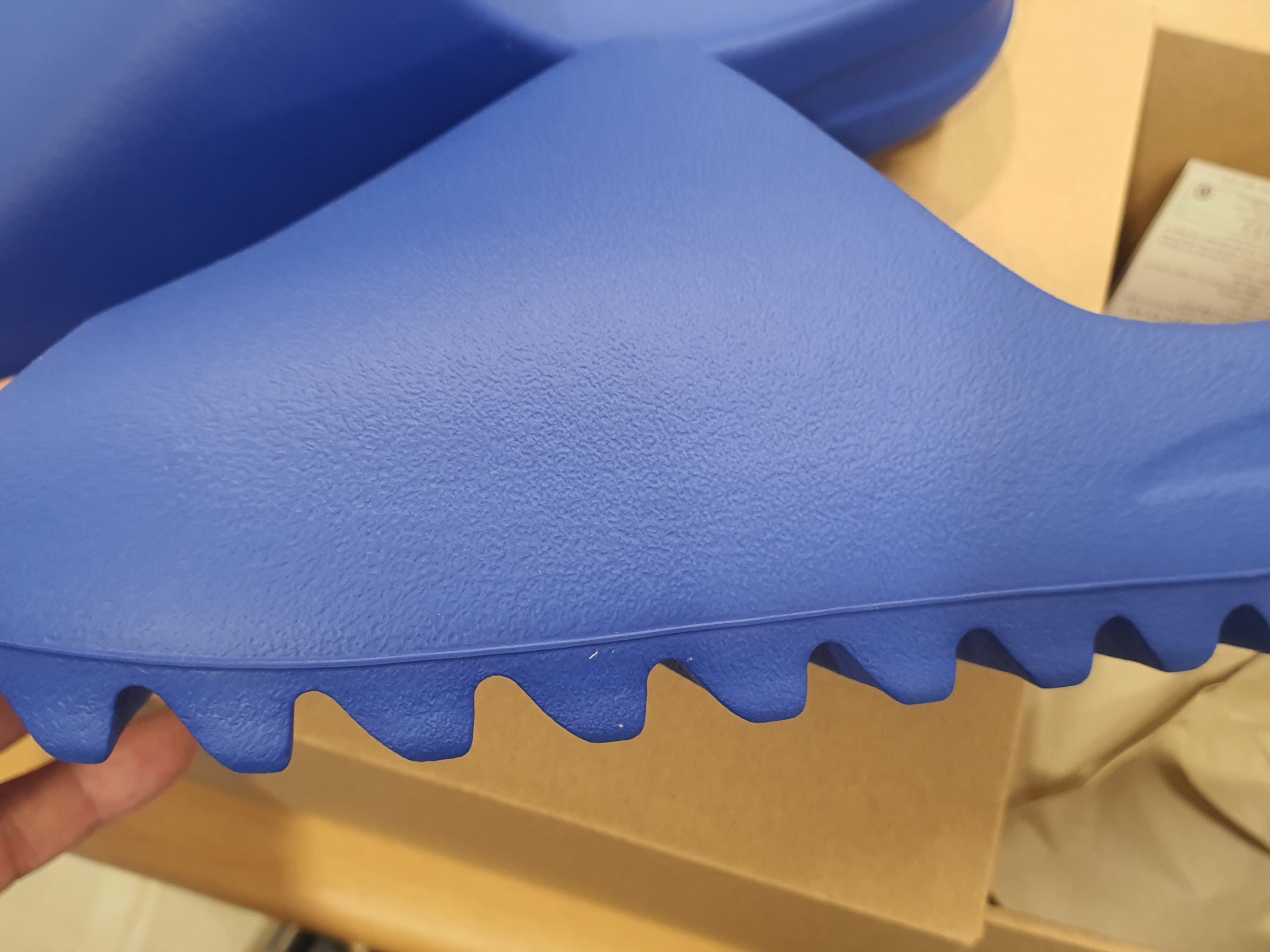 Adidas Yeezy Slide Azure 착용 스타일 - 2