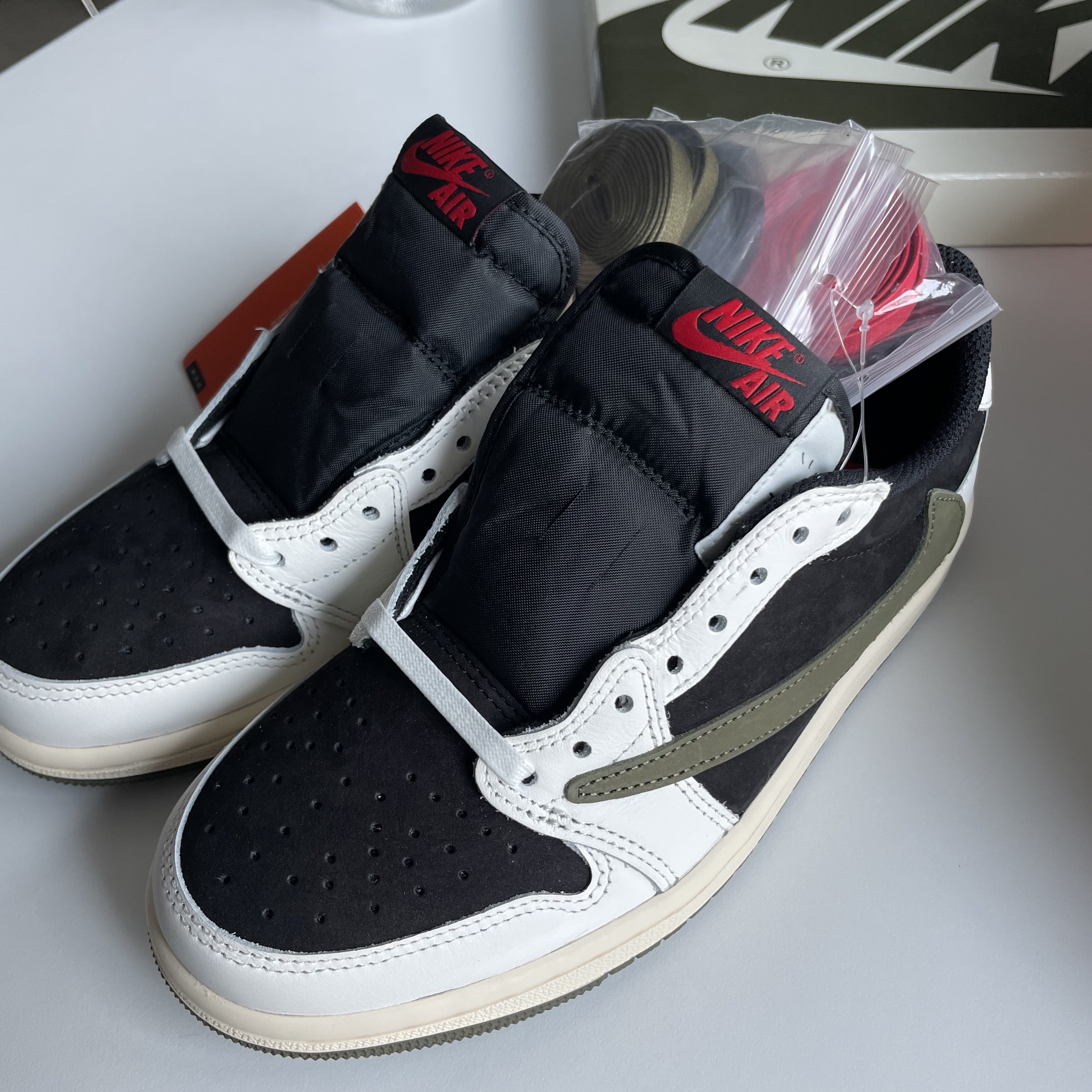 (W) Jordan 1 x Travis Scott Retro Low OG SP Medium Olive 착용 스타일 - 2