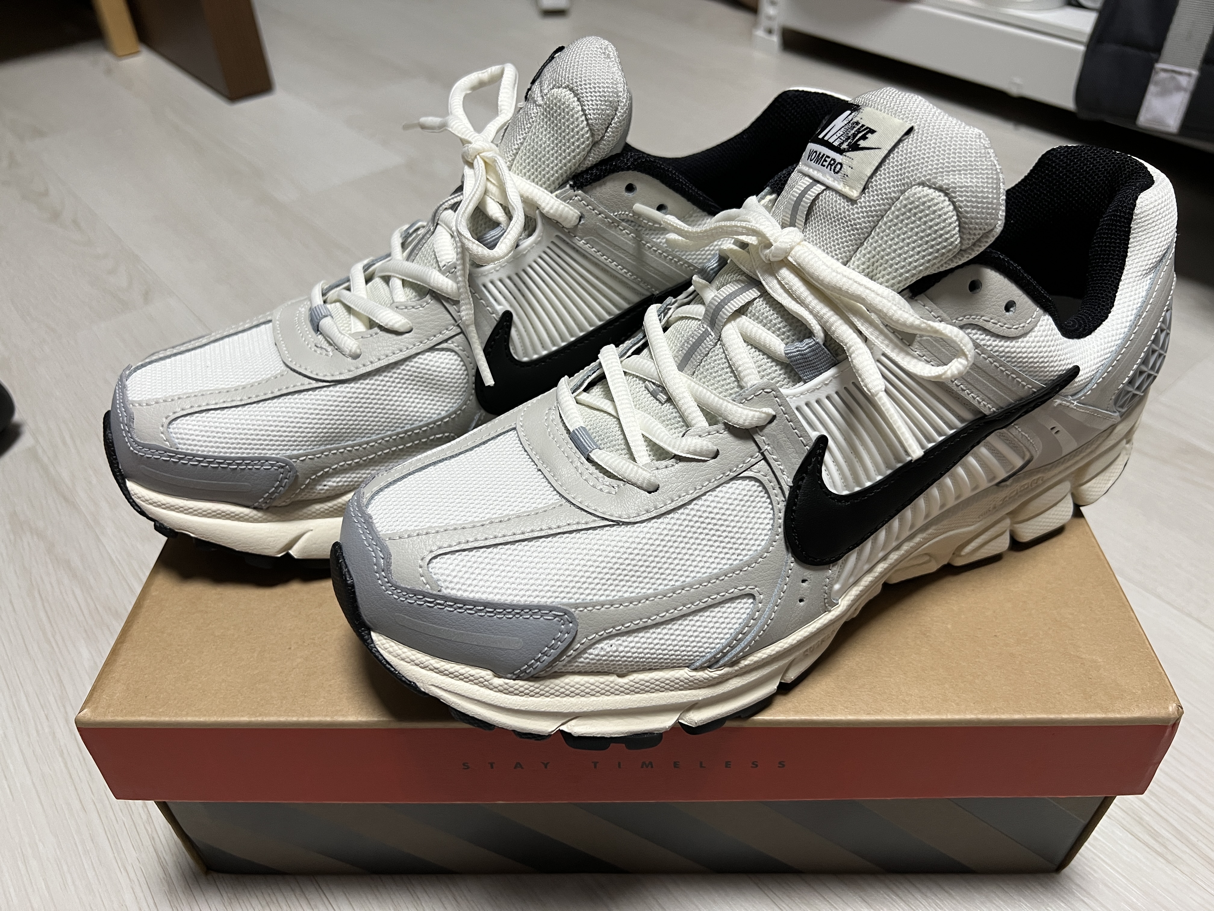(W) Nike Zoom Vomero 5 Wolf Grey and Black 착용 스타일