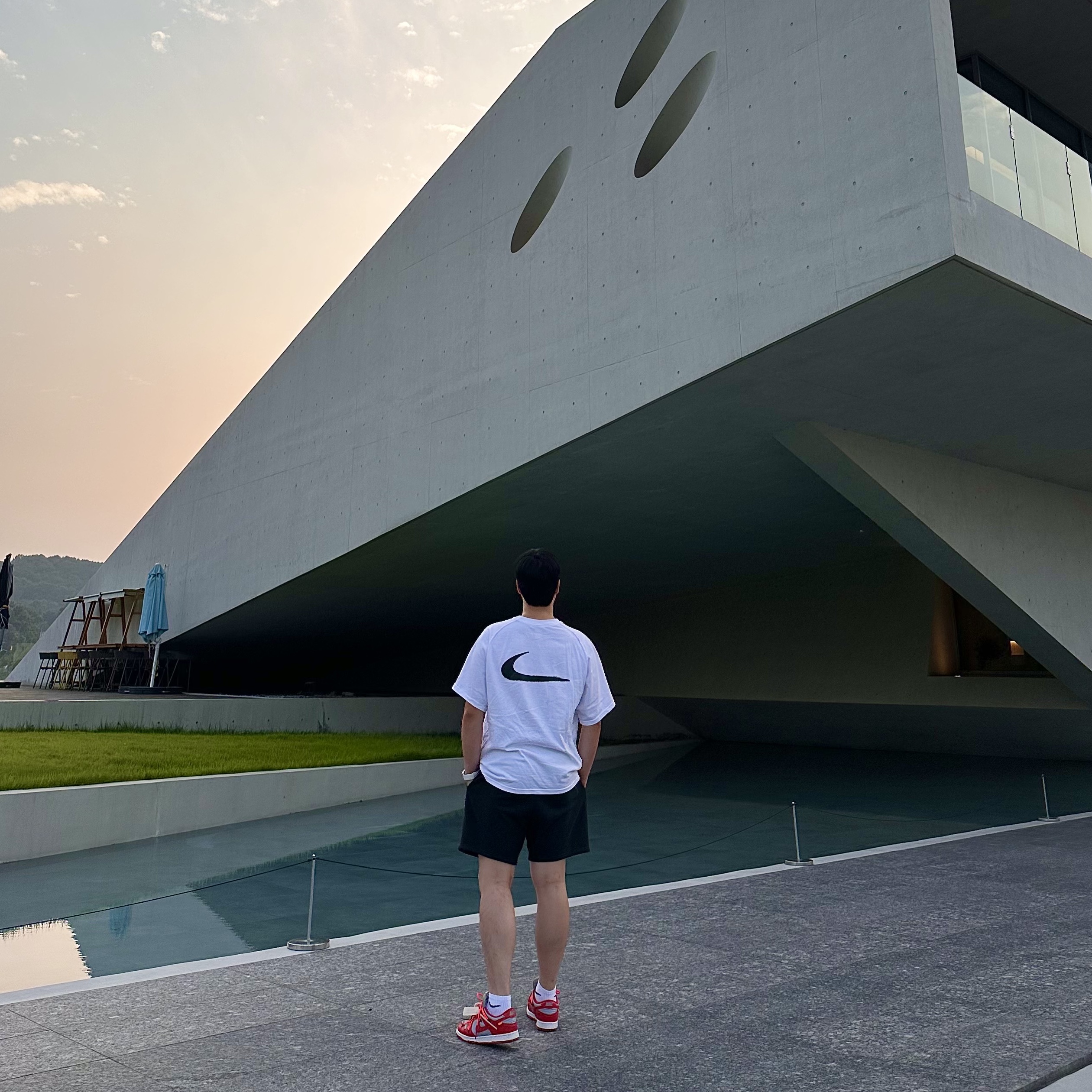 Nike x Off-White NRG Short Sleeve T-Shirt White, Essentials The Core Collection Sweatshorts Black 착용 스타일 - 1