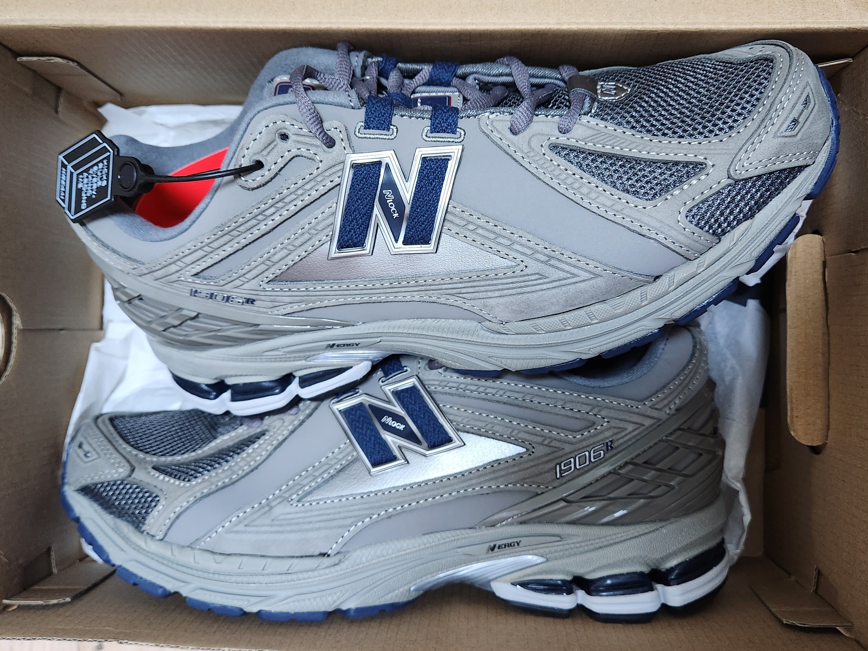 New Balance 1906R Charcoal Grey 착용 스타일