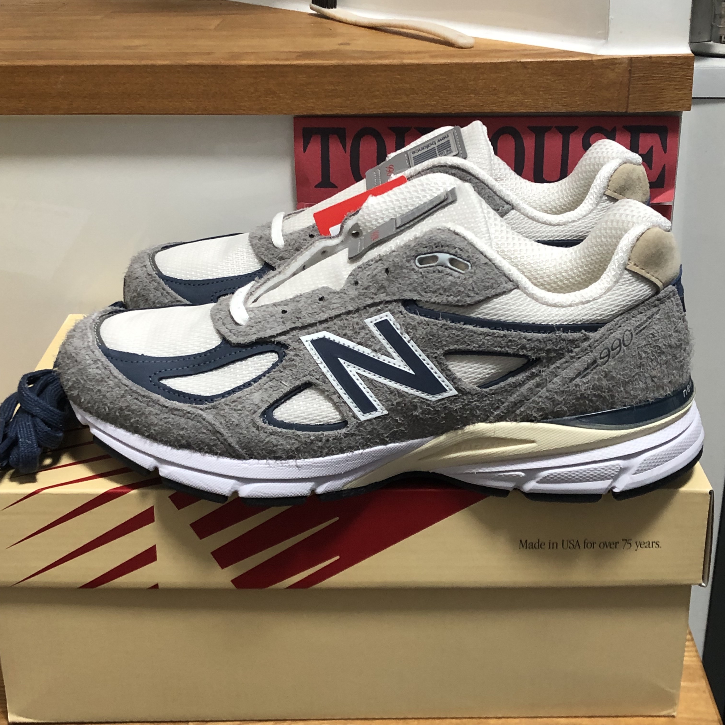 New Balance 990v4 Made in USA Gray Suede 착용 스타일