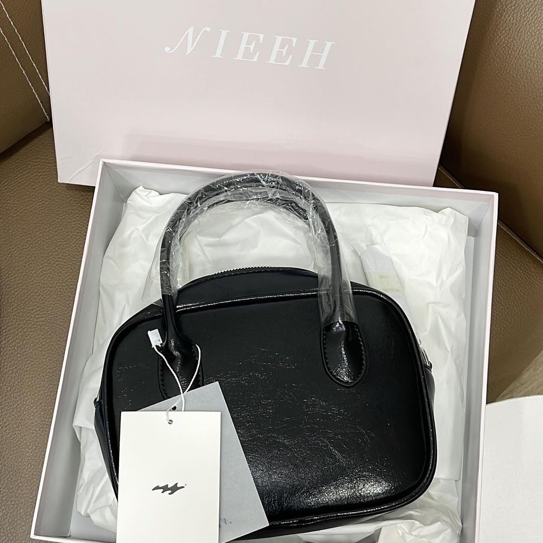 Nieeh Women Square Bag Mini Black 착용 스타일