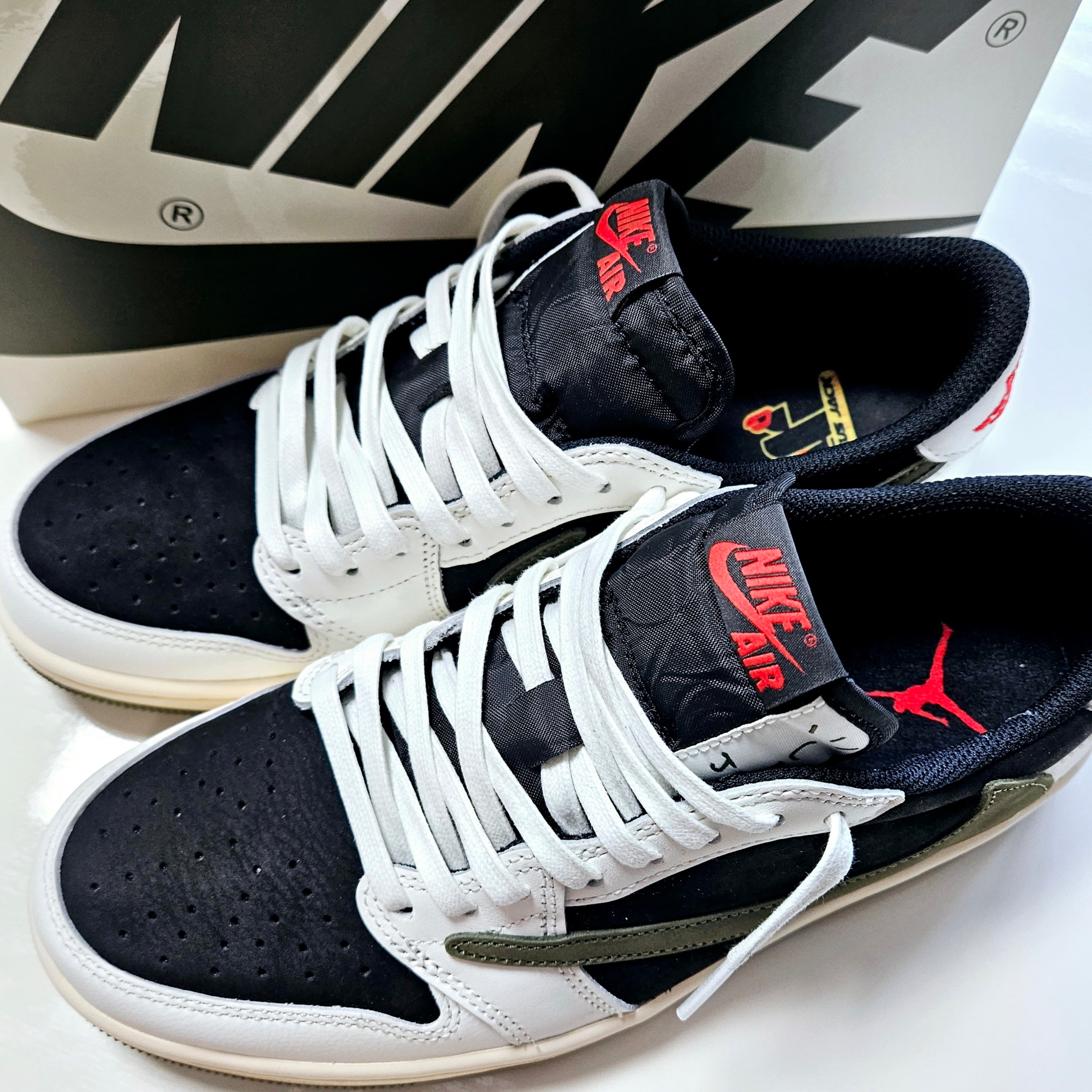 (W) Jordan 1 x Travis Scott Retro Low OG SP Medium Olive 착용 스타일 - 1