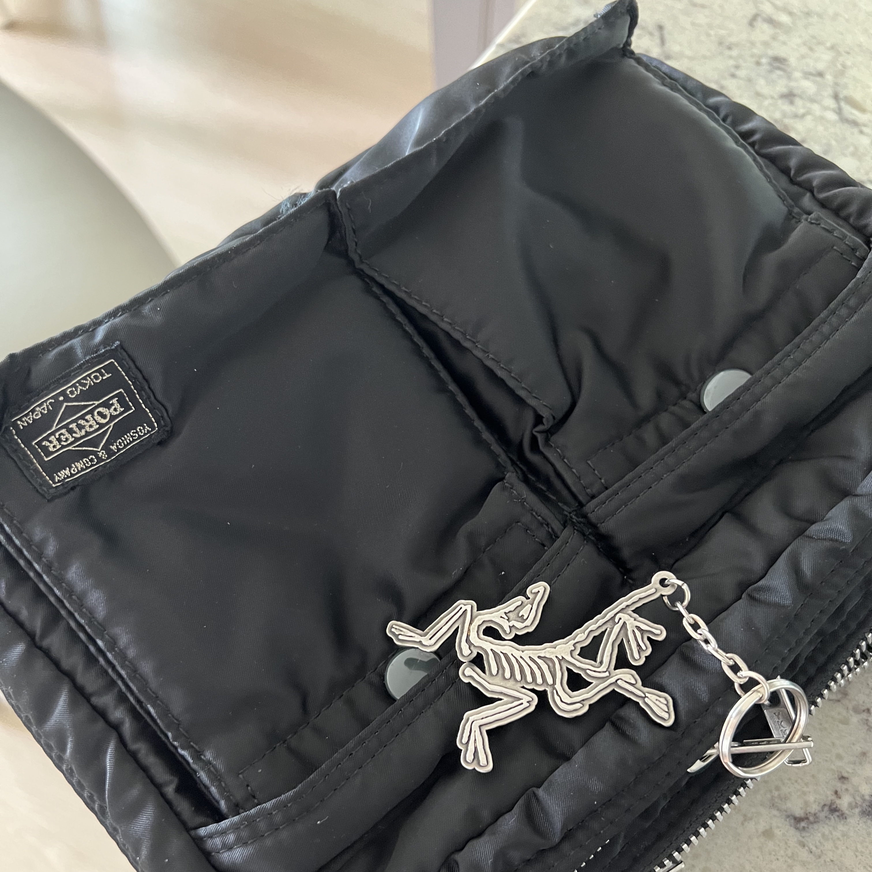 Arc'teryx Keyring Metal, Porter Tanker Shoulder Bag S Black 착용 스타일