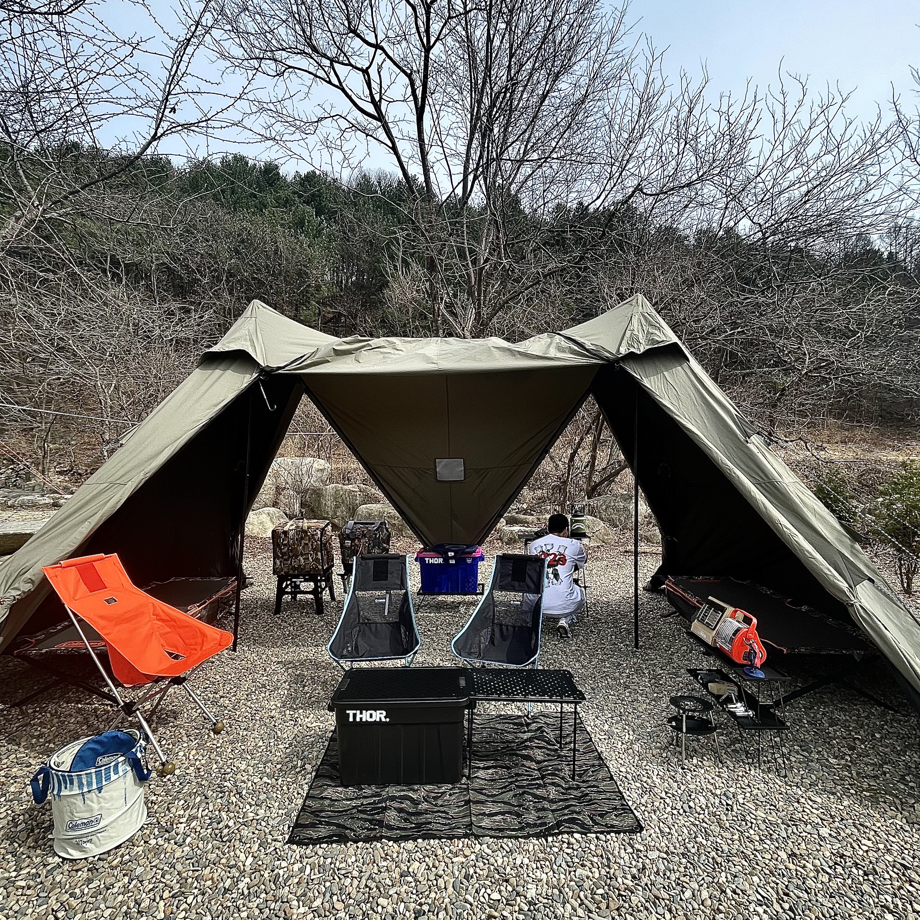 Helinox x Filson Sunset Chair Flame 착용 스타일 - 2