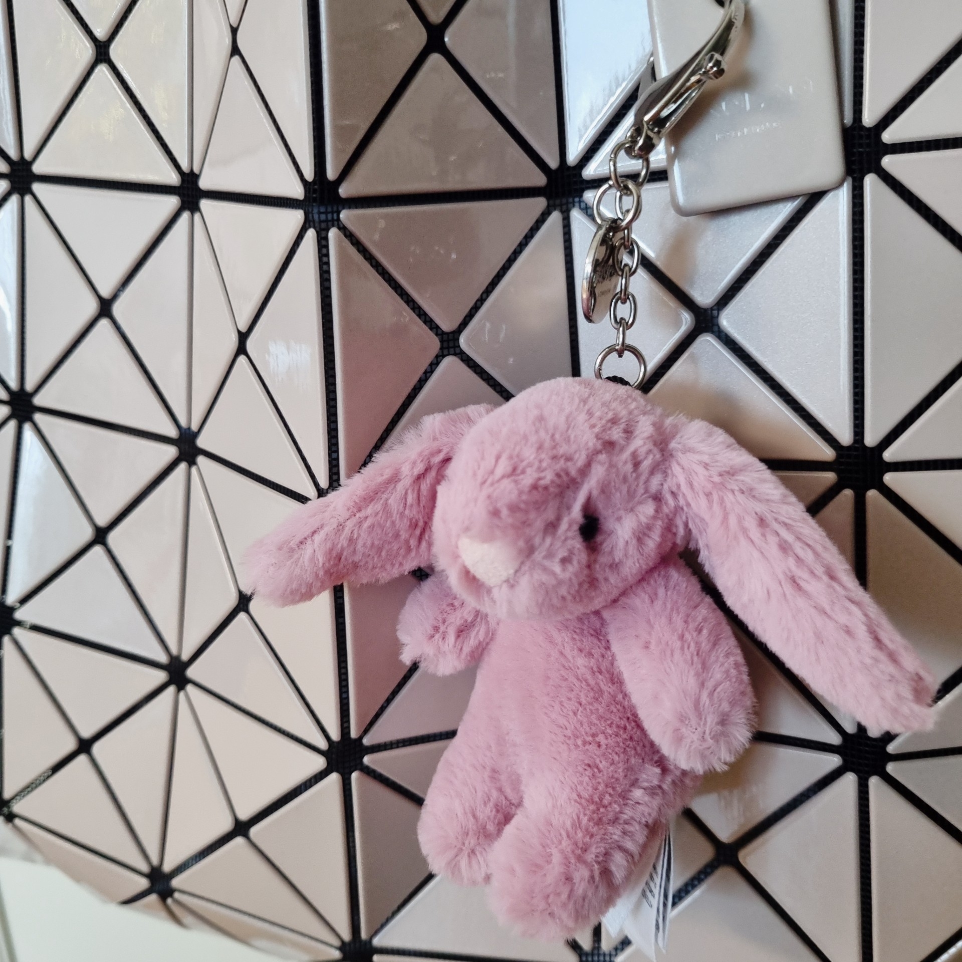 Jellycat Bashful Bunny Bag Charm Tulip 착용 스타일 - 4