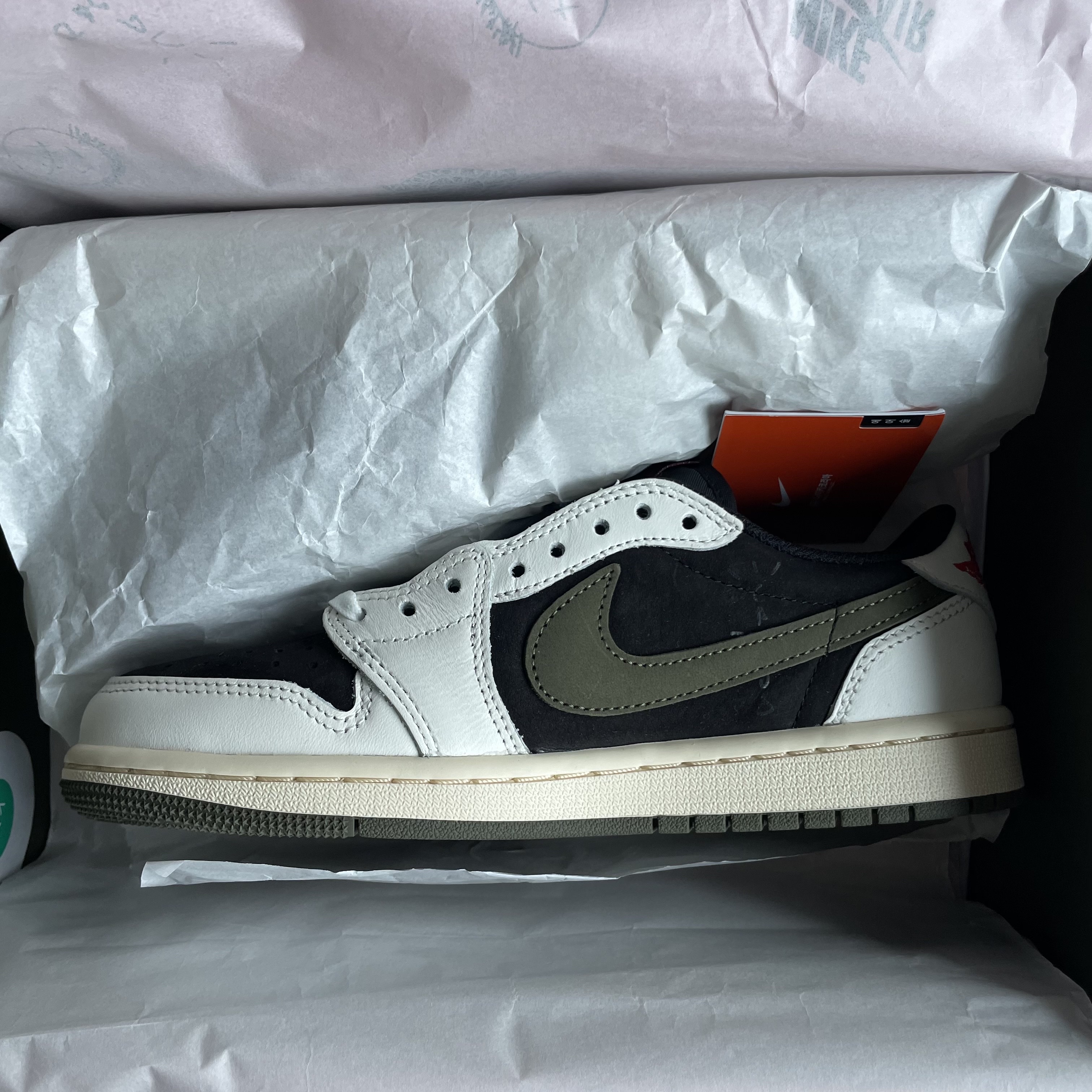 (W) Jordan 1 x Travis Scott Retro Low OG SP Medium Olive 착용 스타일 - 3