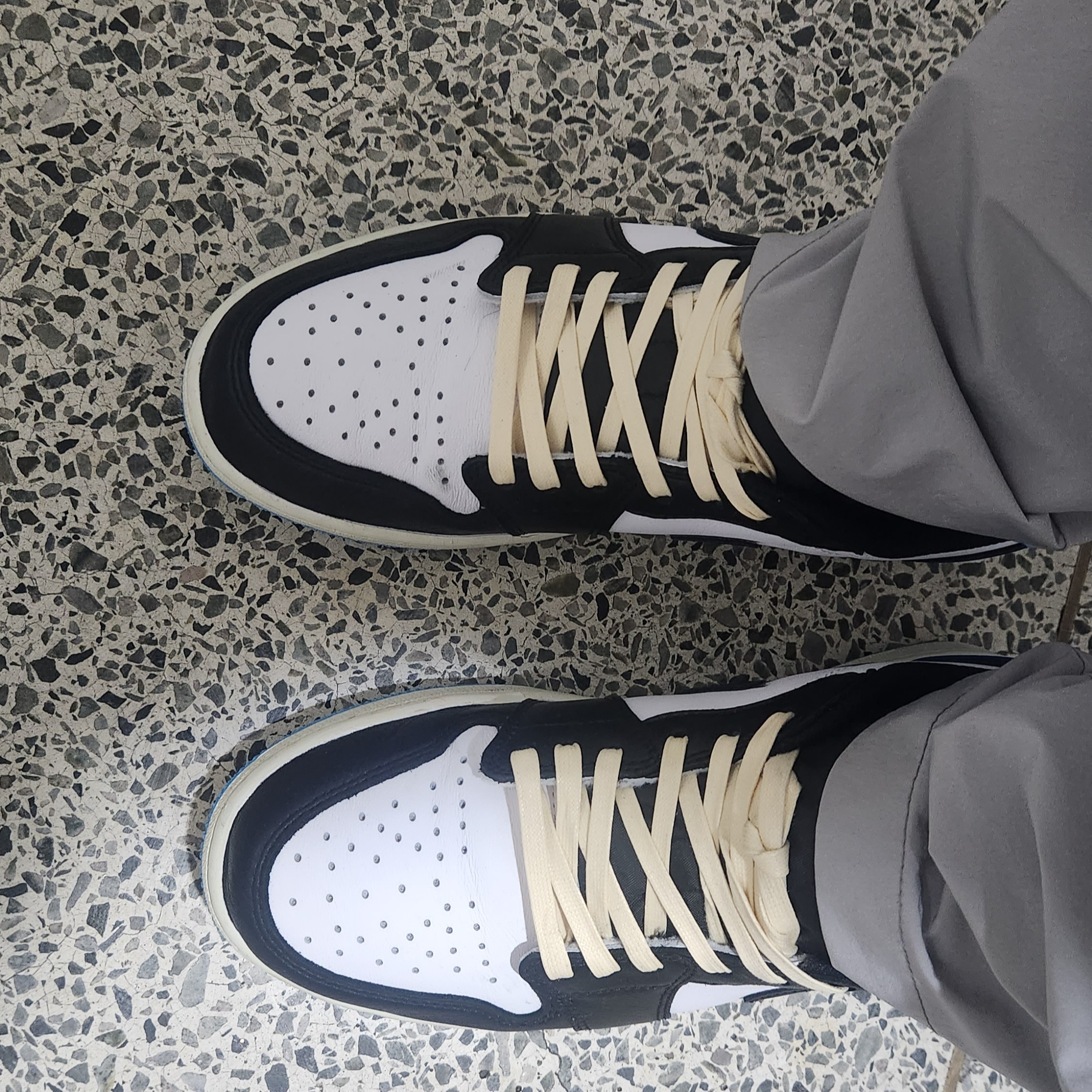 Jordan 1 Retro Low OG Black and Dark Powder Blue 착용 스타일 - 2
