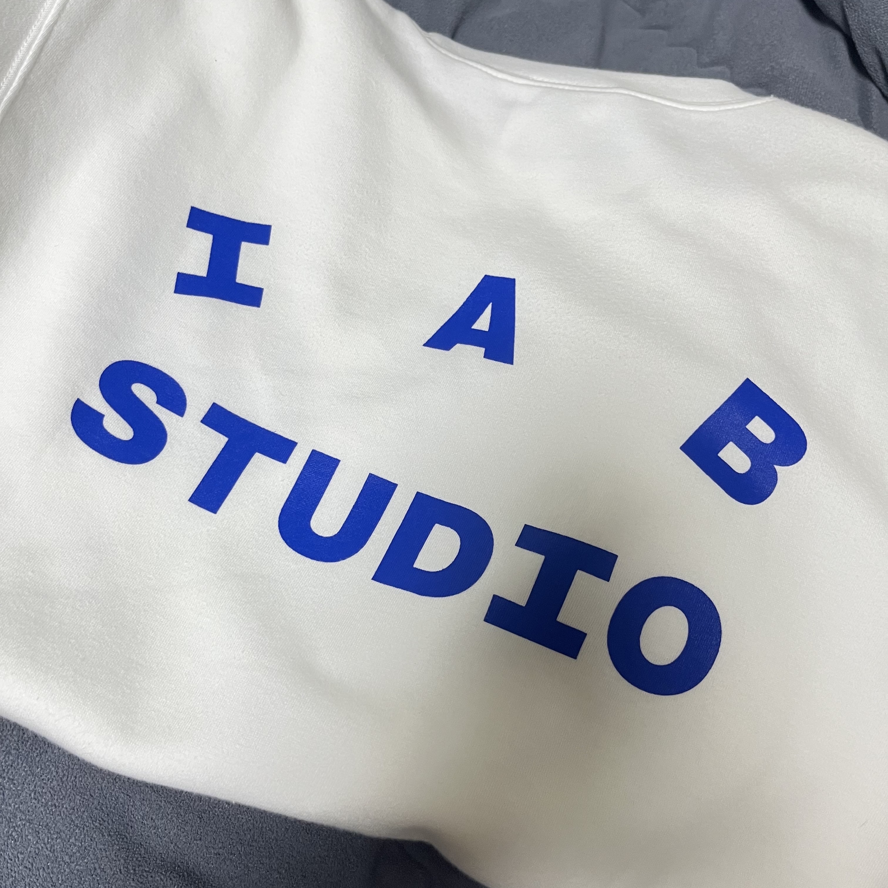 IAB Studio 10th Anniversary T-Shirt White 착용 스타일 - 2