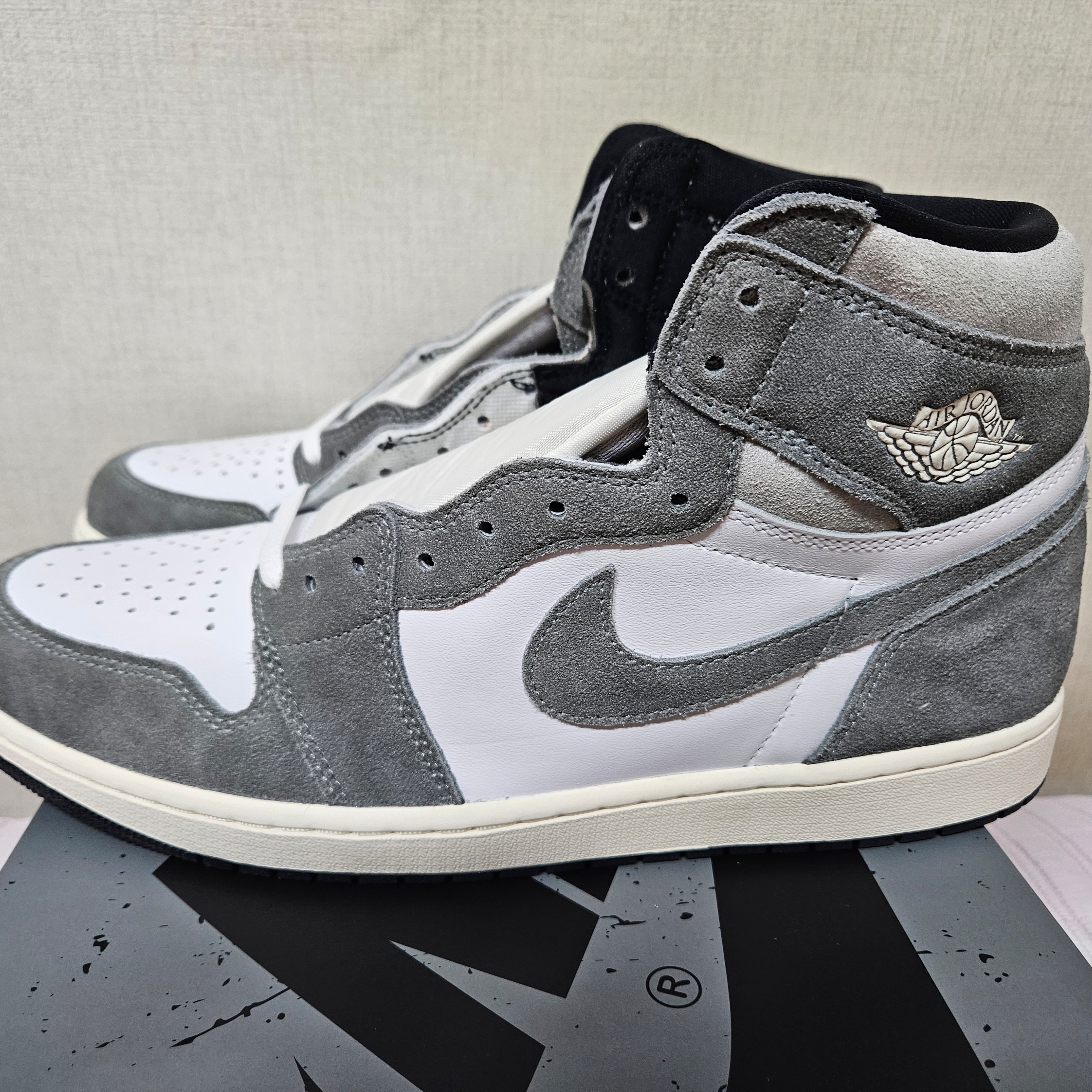 Jordan 1 Retro High OG Black and Smoke Grey 착용 스타일