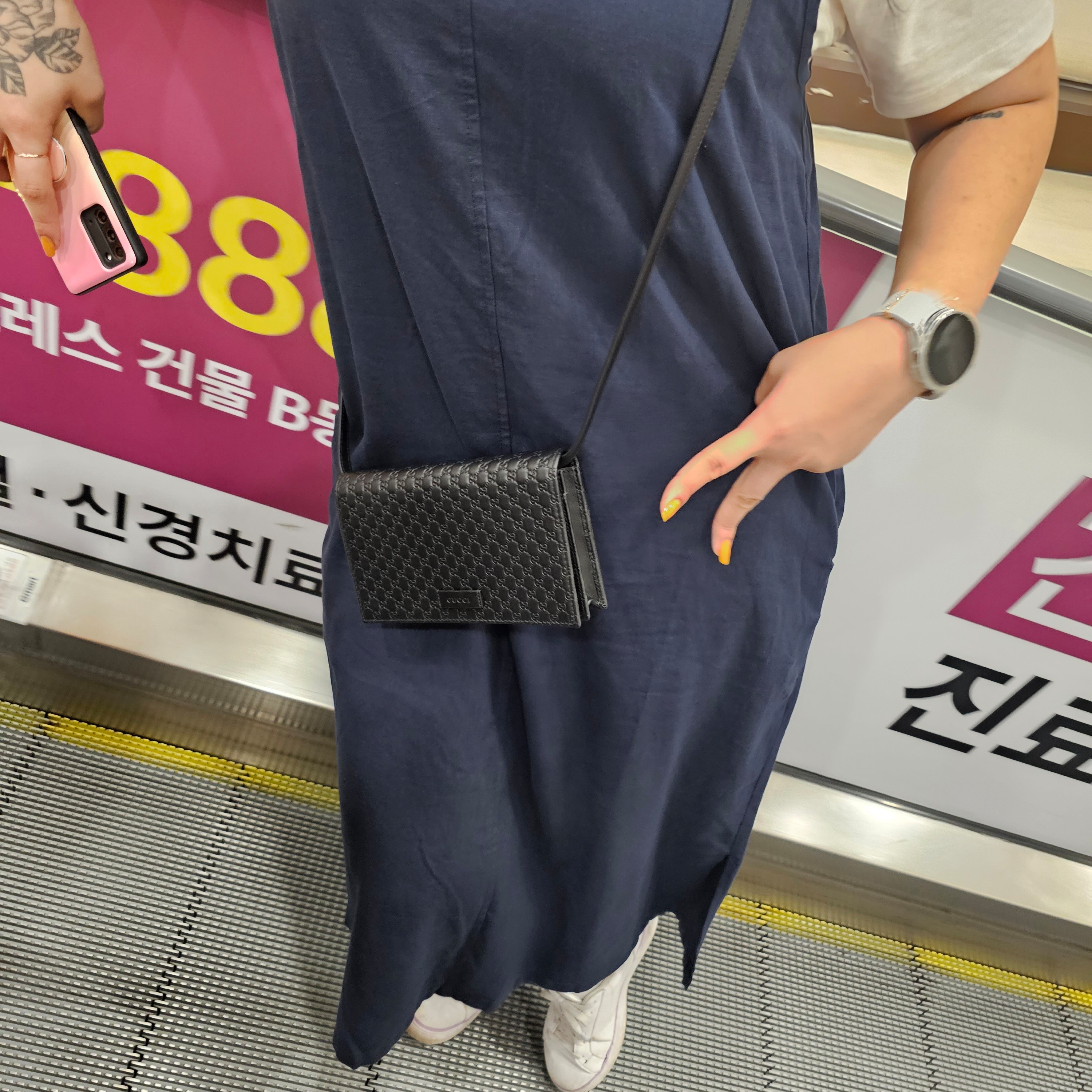 Gucci Micro GG Ssima Mini Crossbody Bag Black 착용 스타일